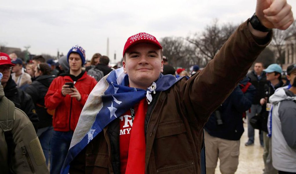 “Ele proibirá a entrada aos portadores de green card”, declarou a porta-voz do órgão, Gillian Christensen, em resposta a um e-mail da agência Reuters, medida que foi comemorada por setores conservadores e xenófobos da sociedade norte-americana (Foto: Leonardo Attuch) “Ele proibirá a entrada aos portadores de green card”, declarou a porta-voz do órgão, Gillian Christensen, em resposta a um e-mail da agência Reuters, medida que foi comemorada por setores conservadores e xenófobos da sociedade norte-americana