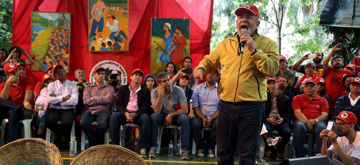 "Estamos na hora de construir alguma coisa mais sólida, não é partido, não é entidade, é um movimento. O que de melhor fizemos foram as Diretas Já. Mas agora precisamos criar um movimento para restabelecer a democracia neste país", disse o ex-presidente Lula ontem ao visitar a escola do MST invadida pela polícia, lembra a colunista Tereza Cruvinel; "O diagnóstico também parece claro. Sem unidade, a restauração conservadora continuará se impondo e a reversão será mais difícil. Resta mesmo saber se o conjunto da esquerda está pronto para um momento que exige lucidez e generosidade, em que os interesses imediatos, inclusive os eleitorais para 2018, fiquem em segundo plano" (Foto: Tereza Cruvinel) "Estamos na hora de construir alguma coisa mais sólida, não é partido, não é entidade, é um movimento. O que de melhor fizemos foram as Diretas Já. Mas agora precisamos criar um movimento para restabelecer a democracia neste país", disse o ex-presidente Lula ontem ao visitar a escola do MST invadida pela polícia, lembra a colunista Tereza Cruvinel; "O diagnóstico também parece claro. Sem unidade, a restauração conservadora continuará se impondo e a reversão será mais difícil. Resta mesmo saber se o conjunto da esquerda está pronto para um momento que exige lucidez e generosidade, em que os interesses imediatos, inclusive os eleitorais para 2018, fiquem em segundo plano"