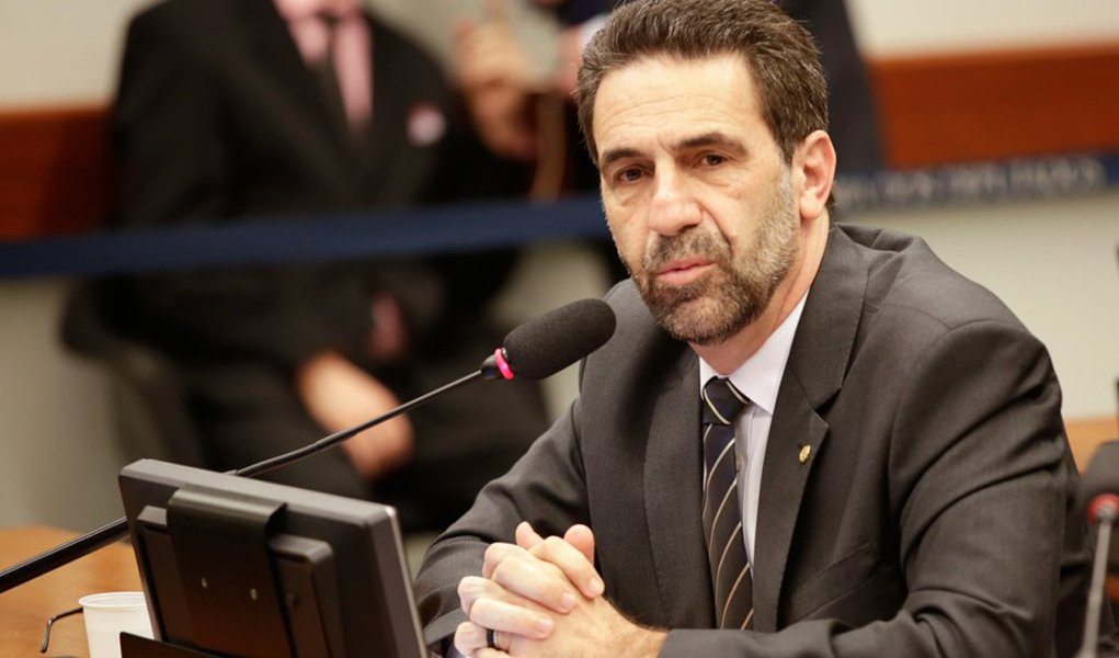 O deputado federal Enio Verri (PT-PR) defende, em artigo, a desobediência civil como método de resistência ao golpe liderado por Michel Temer; ele avalia que, a “julgar o modo como o golpe se impõe, com autoritarismo, repressão simbólica e física, para retirar, todos os dias, algum direito da população, os cenários político, econômico e social de 2017 podem estar bem mais conturbados e os estragos mais bem definidos e aparentes. A conjuntura do momento contribuirá para nortear e marcar ritmo de enfrentamento ao desmonte do Estado” (Foto: Voney Malta) O deputado federal Enio Verri (PT-PR) defende, em artigo, a desobediência civil como método de resistência ao golpe liderado por Michel Temer; ele avalia que, a “julgar o modo como o golpe se impõe, com autoritarismo, repressão simbólica e física, para retirar, todos os dias, algum direito da população, os cenários político, econômico e social de 2017 podem estar bem mais conturbados e os estragos mais bem definidos e aparentes. A conjuntura do momento contribuirá para nortear e marcar ritmo de enfrentamento ao desmonte do Estado”