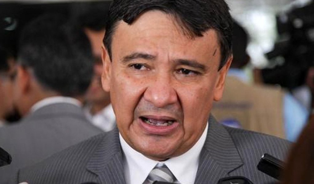 O governador do Piauí, Wellington Dias, foi ao município de Picos, Sul do estado, para participar do velório do prefeito eleito de Santana do Piauí, Chico Borges, que morreu em acidente de trânsito, quando tomaria posse; "Neste momento de dor e luto, nos solidarizamos com a família, amigos e com a população de Santana do Piauí, que depositava nele a esperança por melhorias no município", diz a nota do governo (Foto: Leonardo Lucena) O governador do Piauí, Wellington Dias, foi ao município de Picos, Sul do estado, para participar do velório do prefeito eleito de Santana do Piauí, Chico Borges, que morreu em acidente de trânsito, quando tomaria posse; "Neste momento de dor e luto, nos solidarizamos com a família, amigos e com a população de Santana do Piauí, que depositava nele a esperança por melhorias no município", diz a nota do governo
