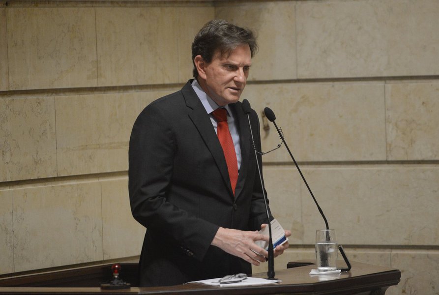 Novo prefeito do Rio, Marcelo Crivella (PRB) disse neste domingo que não vai estabelecer uma contribuição para os servidores aposentados do município ao PreviRio, que ganham acima do teto do INSS, embora haja recomendação do Tribunal de Contas do Município e da Procuradoria-Geral do Município neste sentido; "Não é a minha intenção fazer isso. A minha intenção é capitalizar o fundo. Como vou fazer isso? Com essas parcerias público-privadas. Nós vamos fazer parcerias, vamos aumentar o número de concessões, de outorgas... a prefeitura tem um patrimônio econômico. Se nós conseguirmos capitalizar, é isso que vamos colocar no nosso Fundo", disse Crivella (Foto: Romulo Faro) Novo prefeito do Rio, Marcelo Crivella (PRB) disse neste domingo que não vai estabelecer uma contribuição para os servidores aposentados do município ao PreviRio, que ganham acima do teto do INSS, embora haja recomendação do Tribunal de Contas do Município e da Procuradoria-Geral do Município neste sentido; "Não é a minha intenção fazer isso. A minha intenção é capitalizar o fundo. Como vou fazer isso? Com essas parcerias público-privadas. Nós vamos fazer parcerias, vamos aumentar o número de concessões, de outorgas... a prefeitura tem um patrimônio econômico. Se nós conseguirmos capitalizar, é isso que vamos colocar no nosso Fundo", disse Crivella