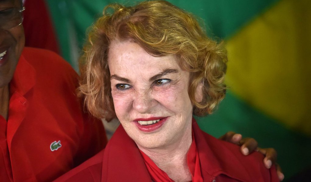 Marisa não tem a vocação política de Lula, mas sua aguçada sensibilidade funciona como um radar que lhe permite captar o âmago das pessoas e discernir as variáveis de cada situação. Por isso, é capaz de dizer a Lula verdades que o ajudam a não se afastar de sua origem popular nem ceder ao mito que se cria em torno dele. A simplicidade talvez seja o predicado que ela mais admira nas pessoas (Foto: Frei Betto) Marisa não tem a vocação política de Lula, mas sua aguçada sensibilidade funciona como um radar que lhe permite captar o âmago das pessoas e discernir as variáveis de cada situação. Por isso, é capaz de dizer a Lula verdades que o ajudam a não se afastar de sua origem popular nem ceder ao mito que se cria em torno dele. A simplicidade talvez seja o predicado que ela mais admira nas pessoas