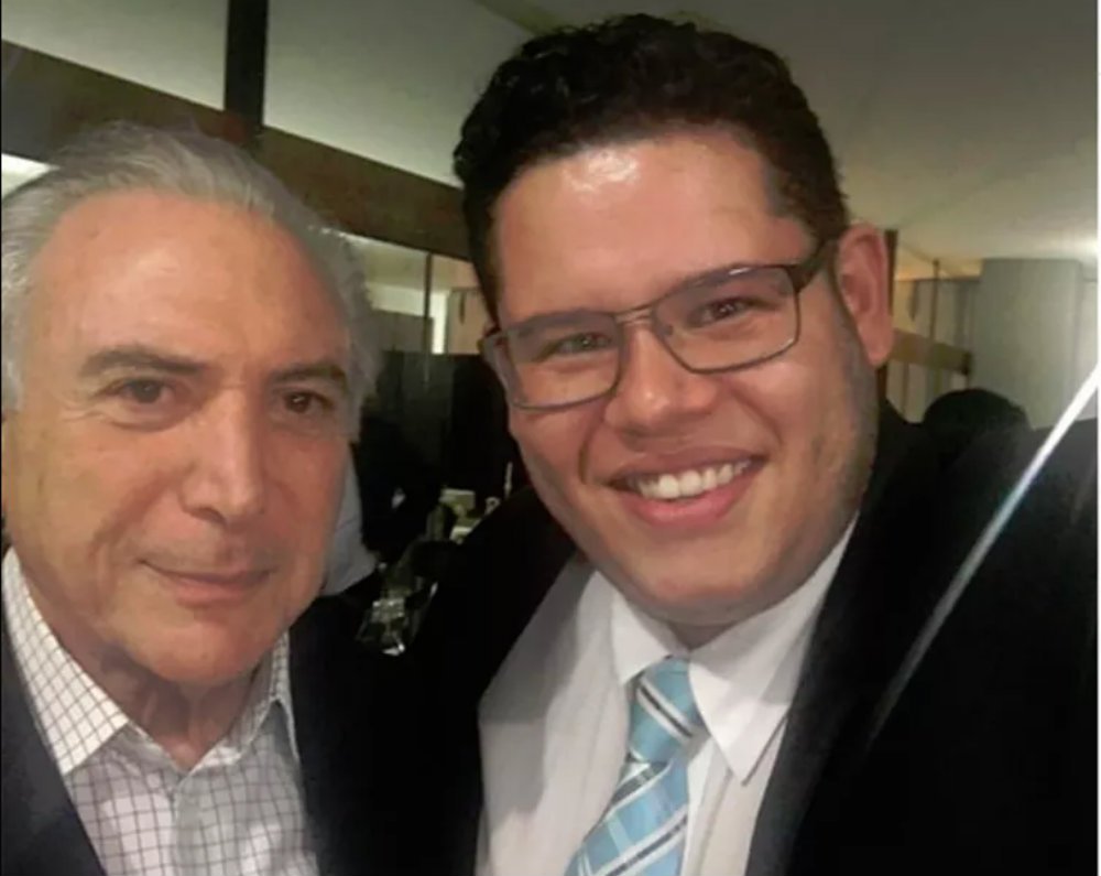 "As pessoas parecem surpresas com os disparates perpetrados por Temer e gente de seu governo a respeito dos massacres nos presídios. Mas o que elas esperavam?", questiona Paulo Nogueira, editor do DCM, ao comentar a asneira dita pelo ex-secretário de Juventude, Bruno Júlio, sobre a necessidade de mais chacinas nos presídios; "Ele sugeriu uma chacina por semana. Ganhou fama e perdeu o emprego com a frase. Involuntariamente, prestou um enorme serviço aos brasileiros que desconheciam a alma do governo Temer: a expôs em toda a sua formidável sordidez" (Foto: Leonardo Attuch) "As pessoas parecem surpresas com os disparates perpetrados por Temer e gente de seu governo a respeito dos massacres nos presídios. Mas o que elas esperavam?", questiona Paulo Nogueira, editor do DCM, ao comentar a asneira dita pelo ex-secretário de Juventude, Bruno Júlio, sobre a necessidade de mais chacinas nos presídios; "Ele sugeriu uma chacina por semana. Ganhou fama e perdeu o emprego com a frase. Involuntariamente, prestou um enorme serviço aos brasileiros que desconheciam a alma do governo Temer: a expôs em toda a sua formidável sordidez"