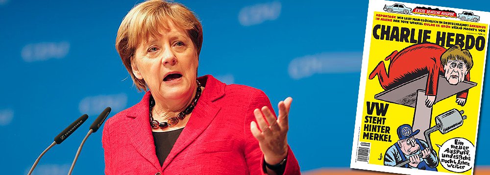 Primeira edição alemã do semanário satírico Charlie Hebdo chegou às bancas com uma primeira página que debocha da chanceler Angela Merkel, quase dois anos depois de militantes islâmicos terem atacado a redação da publicação em Paris; "A VW apoia Merkel", diz a manchete, com uma imagem de um mecânico da empresa consertando a líder de 62 anos em um elevador automotivo e dizendo: "Um novo escapamento e você dura mais quatro anos"; Merkel anunciou que irá concorrer a um quarto mandato nas eleições do ano que vem (Foto: Paulo Emílio) Primeira edição alemã do semanário satírico Charlie Hebdo chegou às bancas com uma primeira página que debocha da chanceler Angela Merkel, quase dois anos depois de militantes islâmicos terem atacado a redação da publicação em Paris; "A VW apoia Merkel", diz a manchete, com uma imagem de um mecânico da empresa consertando a líder de 62 anos em um elevador automotivo e dizendo: "Um novo escapamento e você dura mais quatro anos"; Merkel anunciou que irá concorrer a um quarto mandato nas eleições do ano que vem