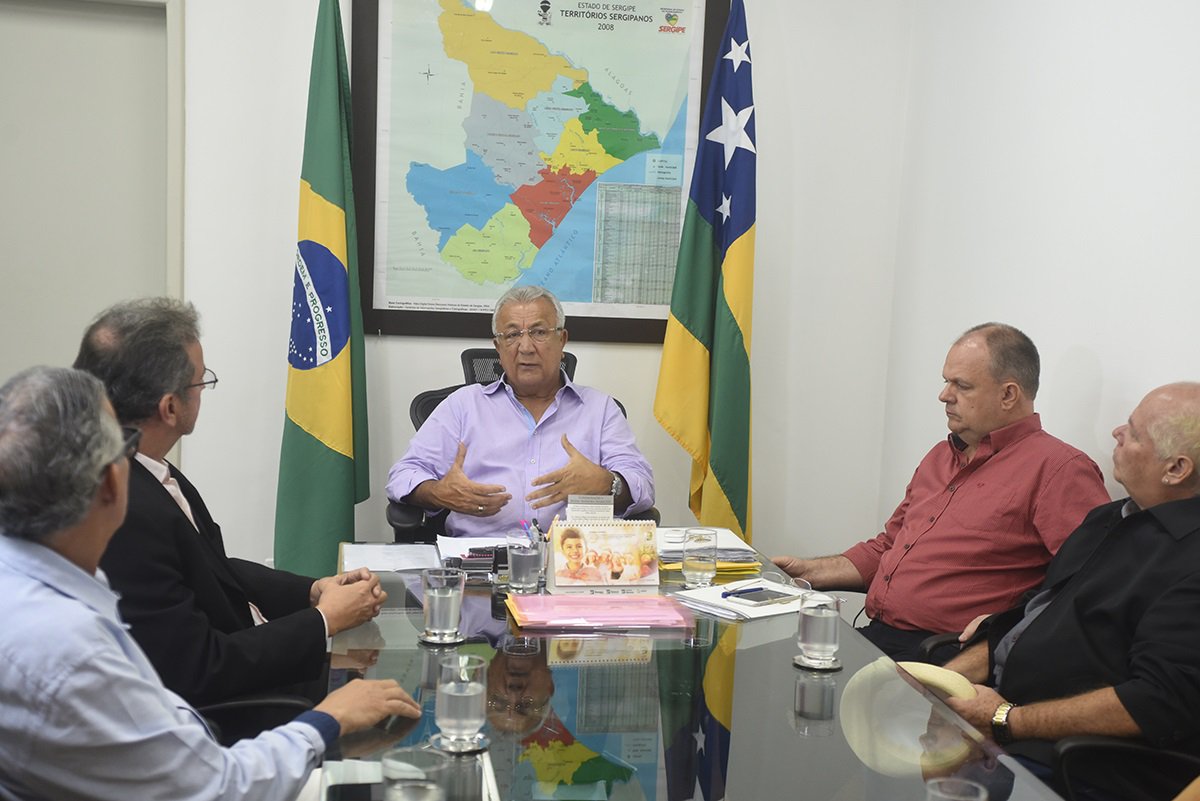 a decisão foi anunciada pelo governador Jackson Barreto nesta terça (6), durante a reunião com membros do Conselho Estadual da Cultura e da Secult, que solicitaram a não incorporação de uma pasta a outra; “O fundamental é que atendi ao Conselho Estadual de Cultura, no sentido de manter a Secult sem fundir com o Esporte, até porque não são atividades afins. Cada vez mais queremos levar cultura à população e achamos que esse pedido tem realmente razão de ser, pois o governo precisa dar, também, atenção especial e profunda ao Esporte, principalmente nesse momento em que a juventude se vê envolvida com tantas drogas”, destacou (Foto: Valter Lima) a decisão foi anunciada pelo governador Jackson Barreto nesta terça (6), durante a reunião com membros do Conselho Estadual da Cultura e da Secult, que solicitaram a não incorporação de uma pasta a outra; “O fundamental é que atendi ao Conselho Estadual de Cultura, no sentido de manter a Secult sem fundir com o Esporte, até porque não são atividades afins. Cada vez mais queremos levar cultura à população e achamos que esse pedido tem realmente razão de ser, pois o governo precisa dar, também, atenção especial e profunda ao Esporte, principalmente nesse momento em que a juventude se vê envolvida com tantas drogas”, destacou