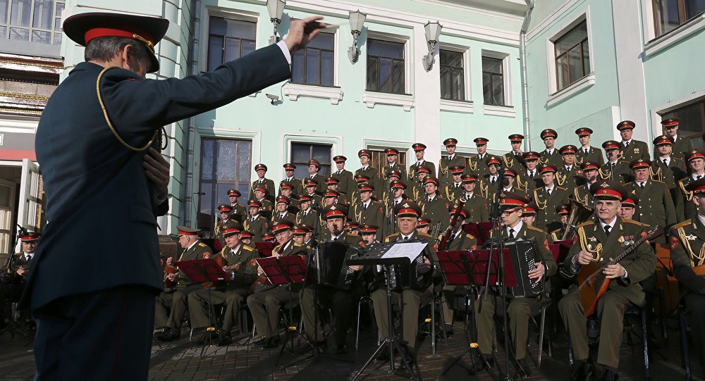 Fundado durante a União Soviética, o Ensemble Alexandrov — cujos coristas morreram hoje na queda do avião russo Tu-154 — ganhou notoriedade em toda a Europa em 2009, durante o Eurovision Song Festival realizado em Moscou durante o intervalo da primeira semi-final; apresentação foi bastante elogiada e simbolizou o investimento russo em educação e cultura; na abertura das Olimpíadas de Inverno de Sochi, em 2014, eles apresentaram o hit mundial "Get Lucky", do Daft Punk; assista (Foto: Aquiles Lins) Fundado durante a União Soviética, o Ensemble Alexandrov — cujos coristas morreram hoje na queda do avião russo Tu-154 — ganhou notoriedade em toda a Europa em 2009, durante o Eurovision Song Festival realizado em Moscou durante o intervalo da primeira semi-final; apresentação foi bastante elogiada e simbolizou o investimento russo em educação e cultura; na abertura das Olimpíadas de Inverno de Sochi, em 2014, eles apresentaram o hit mundial "Get Lucky", do Daft Punk; assista