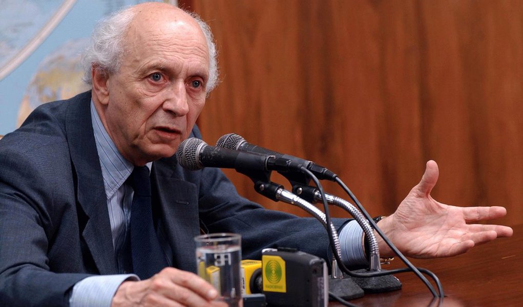 Para o ex-ministro da Fazenda Rubens Ricupero, o sistema político brasileiro é como um câncer, que cresce por meio da proliferação das células de maneira tão desordenada que acabam por sufocar o organismo, levando-o à morte; "O Brasil tem penado muito para construir um regime democrático que seja, ao mesmo tempo, inclusivo, participativo e estável", afirma; leia entrevista de Ricupero ao Conjur (Foto: Aquiles Lins) Para o ex-ministro da Fazenda Rubens Ricupero, o sistema político brasileiro é como um câncer, que cresce por meio da proliferação das células de maneira tão desordenada que acabam por sufocar o organismo, levando-o à morte; "O Brasil tem penado muito para construir um regime democrático que seja, ao mesmo tempo, inclusivo, participativo e estável", afirma; leia entrevista de Ricupero ao Conjur