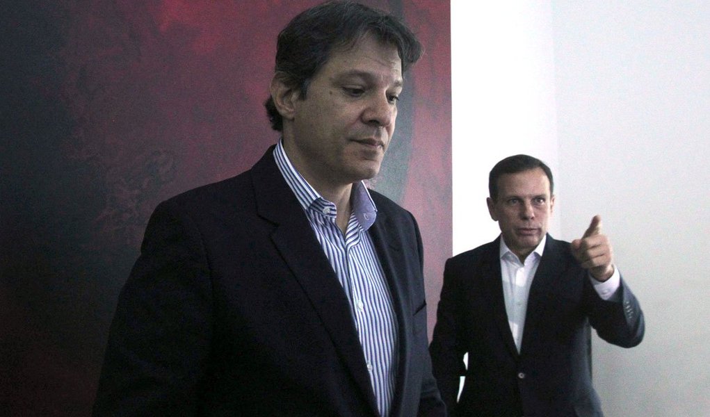 Com menos de um mês de mandato, o prefeito de São Paulo, João Doria, já começou a criticar o seu antecessor, Fernando Haddad (PT). "Por um erro da gestão anterior, tivemos que optar entre investir em obras ou pagar os salário dos educadores. Educação em 1º lugar!", afirmou ele no Twitter; o curioso é que, depois de consagrada a vitória do tucano, o petista passou de adversário a amigo do atual prefeito; Haddad desejou "tudo de bom" a Doria e disse que estava transmitindo o cargo como se tivesse feito "a um irmão" (Foto: Leonardo Lucena) Com menos de um mês de mandato, o prefeito de São Paulo, João Doria, já começou a criticar o seu antecessor, Fernando Haddad (PT). "Por um erro da gestão anterior, tivemos que optar entre investir em obras ou pagar os salário dos educadores. Educação em 1º lugar!", afirmou ele no Twitter; o curioso é que, depois de consagrada a vitória do tucano, o petista passou de adversário a amigo do atual prefeito; Haddad desejou "tudo de bom" a Doria e disse que estava transmitindo o cargo como se tivesse feito "a um irmão"