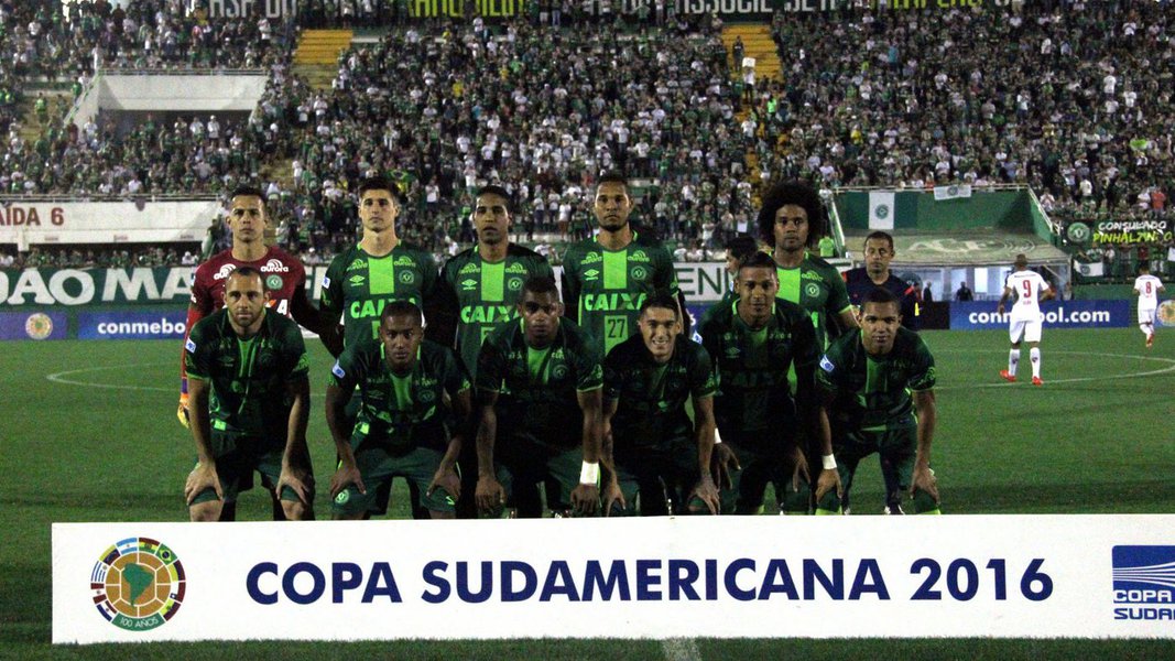 Nestes tempos temerosos, de nascente ditadura, tínhamos poucos motivos para sonhar. Um desses sonhos atendia pelo nome de Chapecoense (Foto: Paulinho Oliveira) Nestes tempos temerosos, de nascente ditadura, tínhamos poucos motivos para sonhar. Um desses sonhos atendia pelo nome de Chapecoense