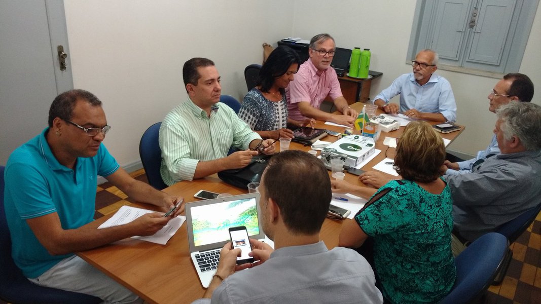 O prefeito eleito Edvaldo Nogueira (PCdoB) comandou nesta quinta (17) a primeira reunião da sua equipe de transição; o grupo se reuniu na Escola de Governo e Administração Pública, espaço cedido pela atual gestão, para discutir as primeiras medidas relacionadas aos procedimentos de coleta de informações e elaboração do diagnóstico da situação da prefeitura de Aracaju; a comissão, formada por oito integrantes, foi dividida em cinco subgrupos, a partir dos principais temas que envolvem o governo municipal; neste primeiro momento, a equipe já elaborou 27 pedidos de informações à prefeitura (Foto: Valter Lima) O prefeito eleito Edvaldo Nogueira (PCdoB) comandou nesta quinta (17) a primeira reunião da sua equipe de transição; o grupo se reuniu na Escola de Governo e Administração Pública, espaço cedido pela atual gestão, para discutir as primeiras medidas relacionadas aos procedimentos de coleta de informações e elaboração do diagnóstico da situação da prefeitura de Aracaju; a comissão, formada por oito integrantes, foi dividida em cinco subgrupos, a partir dos principais temas que envolvem o governo municipal; neste primeiro momento, a equipe já elaborou 27 pedidos de informações à prefeitura