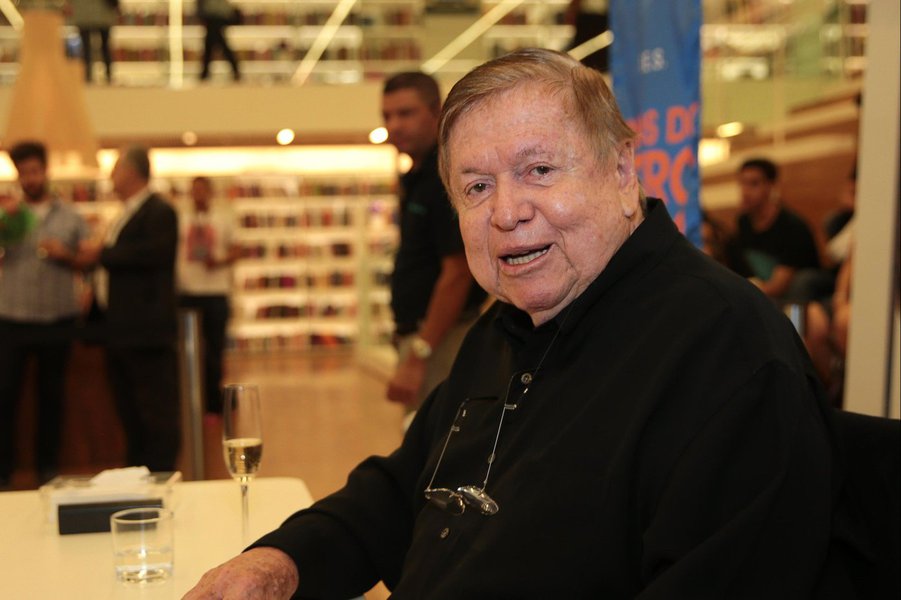 Não tinha como alguém que trabalhou a vida toda com Roberto Marinho receber ordens de um jejuno na política. E ainda por cima ter que enfrentar protestos populares (por ter sido da Globo) e ter que se virar para fazer uma grande gestão com a merreca de verba da Cultura. Boni não precisa desse fracasso. (Foto: Alex Solnik) Não tinha como alguém que trabalhou a vida toda com Roberto Marinho receber ordens de um jejuno na política. E ainda por cima ter que enfrentar protestos populares (por ter sido da Globo) e ter que se virar para fazer uma grande gestão com a merreca de verba da Cultura. Boni não precisa desse fracasso.