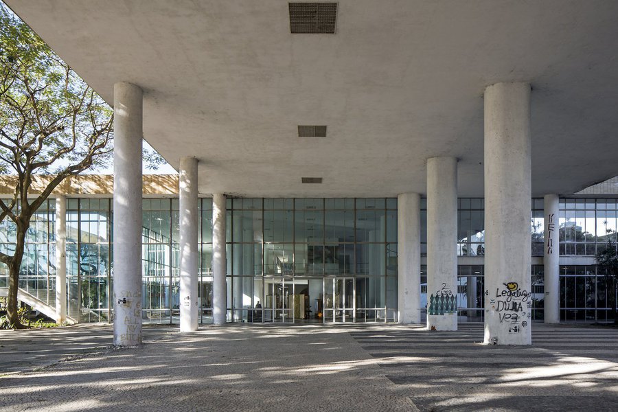Uma das principais escolas de arquitetura e urbanismo do Brasil, a FAU, da UFRJ, decidiu não abrir turmas em 2017, em razão do sucateamento das universidades federais; "Solicitamos mais uma vez todo o empenho da comunidade FAU na diligência e no esforço de finalizarmos o período de 2016 e trabalharmos, em conjunto, para a construção de uma luta de resgate da qualidade de nosso curso e de nossos espaços de aula no próximo período, UNIDOS numa decisão difícil, mas necessária", diz a carta da direção (Foto: Leonardo Attuch) Uma das principais escolas de arquitetura e urbanismo do Brasil, a FAU, da UFRJ, decidiu não abrir turmas em 2017, em razão do sucateamento das universidades federais; "Solicitamos mais uma vez todo o empenho da comunidade FAU na diligência e no esforço de finalizarmos o período de 2016 e trabalharmos, em conjunto, para a construção de uma luta de resgate da qualidade de nosso curso e de nossos espaços de aula no próximo período, UNIDOS numa decisão difícil, mas necessária", diz a carta da direção