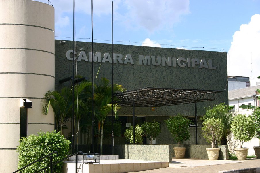 A Justiça autorizou para tomar posse quatro dos cinco vereadores de Foz do Iguaçu, no oeste do Paraná, reeleitos para a atual legislatura e presos durante a 5ª fase da Operação Pecúlio, da PF; Darci Siqueira "DRM" (PTN), Edílio Dall'Agnol (PSC), Luiz Queiroga (DEM) e Anice Gazzaoui (PTN) devem ser escoltados até a Câmara de Vereadores para o ato de posse e depois retornar à cadeia; as investigações da PF apontaram um esquema de corrupção na prefeitura envolvendo fraudes em licitações para a contratação de obras e de serviços na área da saúde (Foto: Leonardo Lucena) A Justiça autorizou para tomar posse quatro dos cinco vereadores de Foz do Iguaçu, no oeste do Paraná, reeleitos para a atual legislatura e presos durante a 5ª fase da Operação Pecúlio, da PF; Darci Siqueira "DRM" (PTN), Edílio Dall'Agnol (PSC), Luiz Queiroga (DEM) e Anice Gazzaoui (PTN) devem ser escoltados até a Câmara de Vereadores para o ato de posse e depois retornar à cadeia; as investigações da PF apontaram um esquema de corrupção na prefeitura envolvendo fraudes em licitações para a contratação de obras e de serviços na área da saúde