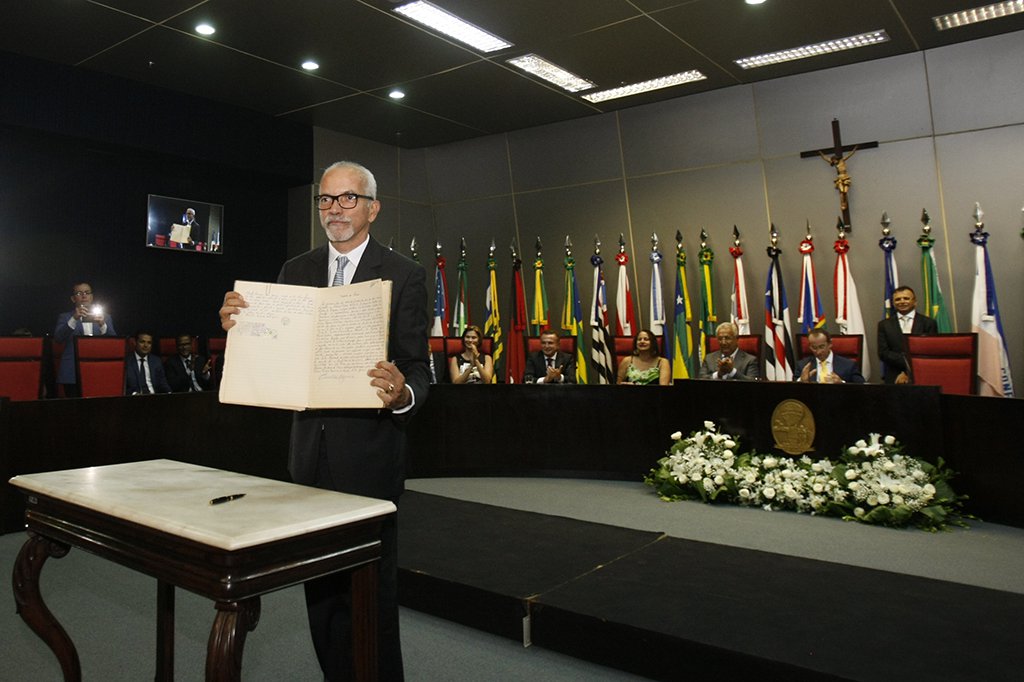 Ao descrever a situação atual da prefeitura de Aracaju, o novo prefeito Edvaldo Nogueira definiu como o “retrato do caos”; Edvaldo também já anunciou que vai revogar o aumento no valor do IPTU; "Quero reafirmar aqui os compromissos que assumi com o povo durante a campanha, a começar pela revogação do aumento do IPTU, que impõe à população um aumento progressivo de 30% anual até 2022. A Prefeitura enfrenta gravíssimas dificuldades administrativas, é verdade. É verdade também que precisamos aumentar a arrecadação e a eficiência tributária. Mas em nenhum momento vamos permitir que o povo de Aracaju pague injustamente esse preço" (Foto: José Barbacena) Ao descrever a situação atual da prefeitura de Aracaju, o novo prefeito Edvaldo Nogueira definiu como o “retrato do caos”; Edvaldo também já anunciou que vai revogar o aumento no valor do IPTU; "Quero reafirmar aqui os compromissos que assumi com o povo durante a campanha, a começar pela revogação do aumento do IPTU, que impõe à população um aumento progressivo de 30% anual até 2022. A Prefeitura enfrenta gravíssimas dificuldades administrativas, é verdade. É verdade também que precisamos aumentar a arrecadação e a eficiência tributária. Mas em nenhum momento vamos permitir que o povo de Aracaju pague injustamente esse preço"