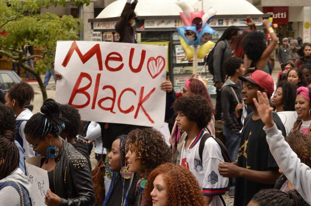 Mmovimento negro realizou na última terça-feira (15), na capital gaúcha, (15) a Marcha do Orgulho Crespo, parte da semana de atividades e manifestações por todo o país contra a desigualdade racial; no início do mês, a Justiça de Porto Alegre considerou inconstitucional o feriado do próximo domingo, 20 de novembro, apesar de em várias cidades do país a data lembrar o Dia da Consciência Negra; caminhada reuniu dezenas de pessoas no Parque da Redenção, zona central da capital gaúcha,que seguiram em passeata até o Largo Zumbi dos Palmares (Foto: Paulo Emílio) Mmovimento negro realizou na última terça-feira (15), na capital gaúcha, (15) a Marcha do Orgulho Crespo, parte da semana de atividades e manifestações por todo o país contra a desigualdade racial; no início do mês, a Justiça de Porto Alegre considerou inconstitucional o feriado do próximo domingo, 20 de novembro, apesar de em várias cidades do país a data lembrar o Dia da Consciência Negra; caminhada reuniu dezenas de pessoas no Parque da Redenção, zona central da capital gaúcha,que seguiram em passeata até o Largo Zumbi dos Palmares