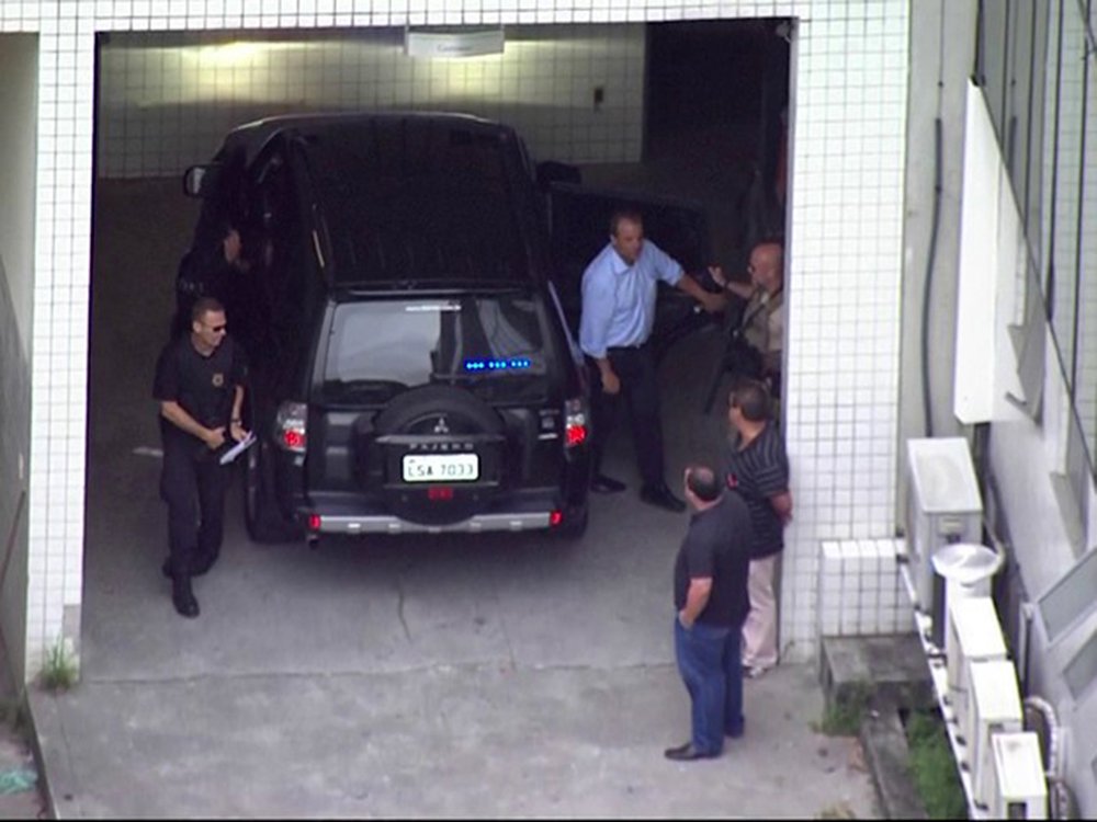 Ex-governador do Rio Sérgio Cabral Filho foi vaiado ao deixar nesta tarde a sede da Polícia Federal rumo ao IML, para fazer exames de corpo de delito; preso no início da manhã por suspeita de receber milhões em propina de empreiteiras, Cabaral é alvo da operação Calicute, da Polícia Federal e Ministério Público Federal que apura desvios em obras do governo estadual. O prejuízo é estimado em mais de R$ 220 milhões; procurador Lauro Coelho Junior disse que a propina exigida pelo ex-governador era de 5% por obra, mais 1% da chamada "taxa de oxigênio", que ia para a secretaria de Obras do governo, então comandada por Hudson Braga (Foto: Aquiles Lins) Ex-governador do Rio Sérgio Cabral Filho foi vaiado ao deixar nesta tarde a sede da Polícia Federal rumo ao IML, para fazer exames de corpo de delito; preso no início da manhã por suspeita de receber milhões em propina de empreiteiras, Cabaral é alvo da operação Calicute, da Polícia Federal e Ministério Público Federal que apura desvios em obras do governo estadual. O prejuízo é estimado em mais de R$ 220 milhões; procurador Lauro Coelho Junior disse que a propina exigida pelo ex-governador era de 5% por obra, mais 1% da chamada "taxa de oxigênio", que ia para a secretaria de Obras do governo, então comandada por Hudson Braga