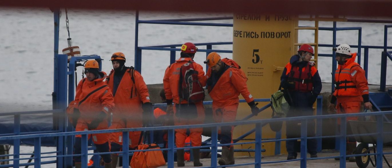 Vários destroços da aeronave russa Tupolev-155, que caiu no mar Negro com 92 pessoas a bordo no domingo, foram encontrados nesta segunda-feira, de acordo com o Ministério Russo de Emergência; em torno de 150 fragmentos foram localizados a 27 metros de profundidade, a cerca de mil milhas da costa, segundo Rimma Thernova, porta-voz da equipe de resgate baseada na estação balneária de Sotchi, um resort russo no Mar Negro (Foto: Romulo Faro) Vários destroços da aeronave russa Tupolev-155, que caiu no mar Negro com 92 pessoas a bordo no domingo, foram encontrados nesta segunda-feira, de acordo com o Ministério Russo de Emergência; em torno de 150 fragmentos foram localizados a 27 metros de profundidade, a cerca de mil milhas da costa, segundo Rimma Thernova, porta-voz da equipe de resgate baseada na estação balneária de Sotchi, um resort russo no Mar Negro