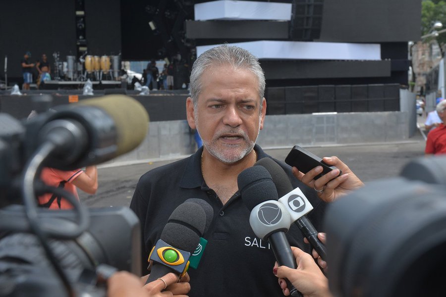 Em números atualizados, o Réveillon de Salvador custará R$ 9 milhões, sendo 40% de recursos públicos, destinados aos serviços públicos como limpeza, saúde, mobilidade urbana, segurança e ordenamento; o valor, segundo a prefeitura, 'é bastante inferior' ao que a cidade vai arrecadar com a movimentação econômica, que é mais de R$ 400 milhões; "É um retorno fenomenal para Salvador, para toda a questão da imagem da cidade. Semana passada a Associação Brasileira de Agências de Viagens da Bahia divulgou informação muito importante no cenário turístico nacional", diz Isaac Edington, presidente da Empresa Salvador Turismo (Foto: Romulo Faro) Em números atualizados, o Réveillon de Salvador custará R$ 9 milhões, sendo 40% de recursos públicos, destinados aos serviços públicos como limpeza, saúde, mobilidade urbana, segurança e ordenamento; o valor, segundo a prefeitura, 'é bastante inferior' ao que a cidade vai arrecadar com a movimentação econômica, que é mais de R$ 400 milhões; "É um retorno fenomenal para Salvador, para toda a questão da imagem da cidade. Semana passada a Associação Brasileira de Agências de Viagens da Bahia divulgou informação muito importante no cenário turístico nacional", diz Isaac Edington, presidente da Empresa Salvador Turismo