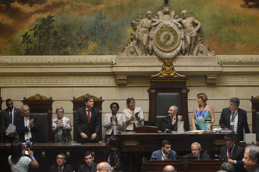 As mulheres ainda não conseguiram o espaço que almejam na política carioca; dos 51 vereadores eleitos para o mandato de 2017 a 2020, apenas sete mulheres conseguiram uma cadeira na Casa; entre os eleitos, apenas 18 estão no primeiro mandato, como é o caso da vereadora Marielle Franco, do PSOL, que ao tomar posse no primeiro dia de 2017 alertou para a importância de se garantir cada vez mais representatividade das mulheres na Câmara (Foto: Romulo Faro) As mulheres ainda não conseguiram o espaço que almejam na política carioca; dos 51 vereadores eleitos para o mandato de 2017 a 2020, apenas sete mulheres conseguiram uma cadeira na Casa; entre os eleitos, apenas 18 estão no primeiro mandato, como é o caso da vereadora Marielle Franco, do PSOL, que ao tomar posse no primeiro dia de 2017 alertou para a importância de se garantir cada vez mais representatividade das mulheres na Câmara