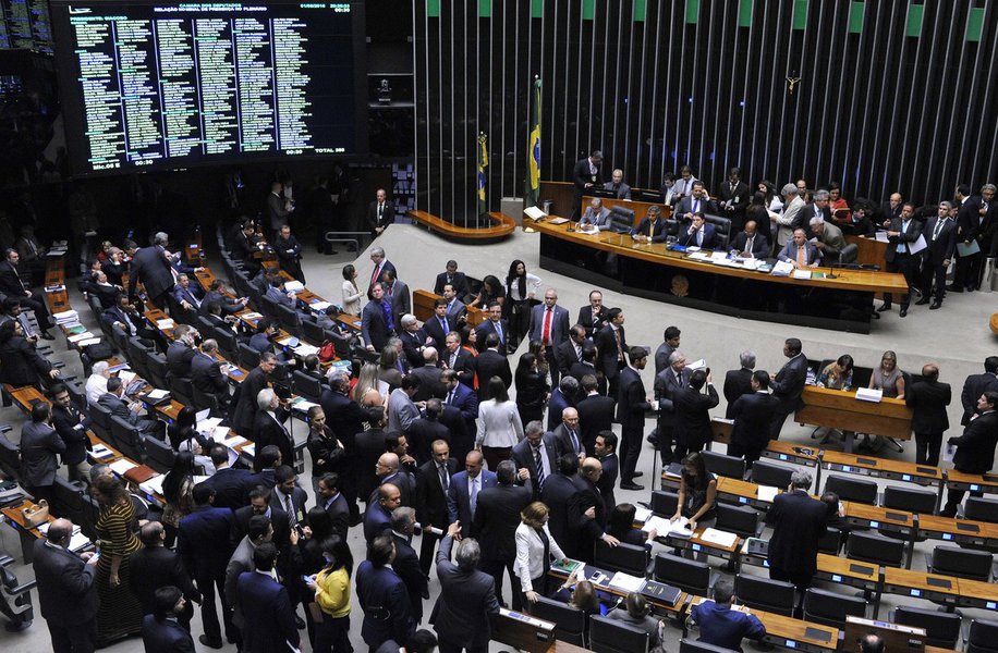 A eleição para o cargo de presidente da Câmara e dos demais integrantes da Mesa Diretora foi marcada para o dia 2 de fevereiro; o presidente da Casa, Rodrigo Maia (DEM-RJ), informou o cronograma em ofício encaminhado aos líderes dos partidos; o mandato dos eleitos será de dois anos; além da presidência da casa, mais dez cargos estarão em disputa: duas vice-presidências, quatro secretarias e quatro suplências de secretaria (Foto: Romulo Faro) A eleição para o cargo de presidente da Câmara e dos demais integrantes da Mesa Diretora foi marcada para o dia 2 de fevereiro; o presidente da Casa, Rodrigo Maia (DEM-RJ), informou o cronograma em ofício encaminhado aos líderes dos partidos; o mandato dos eleitos será de dois anos; além da presidência da casa, mais dez cargos estarão em disputa: duas vice-presidências, quatro secretarias e quatro suplências de secretaria