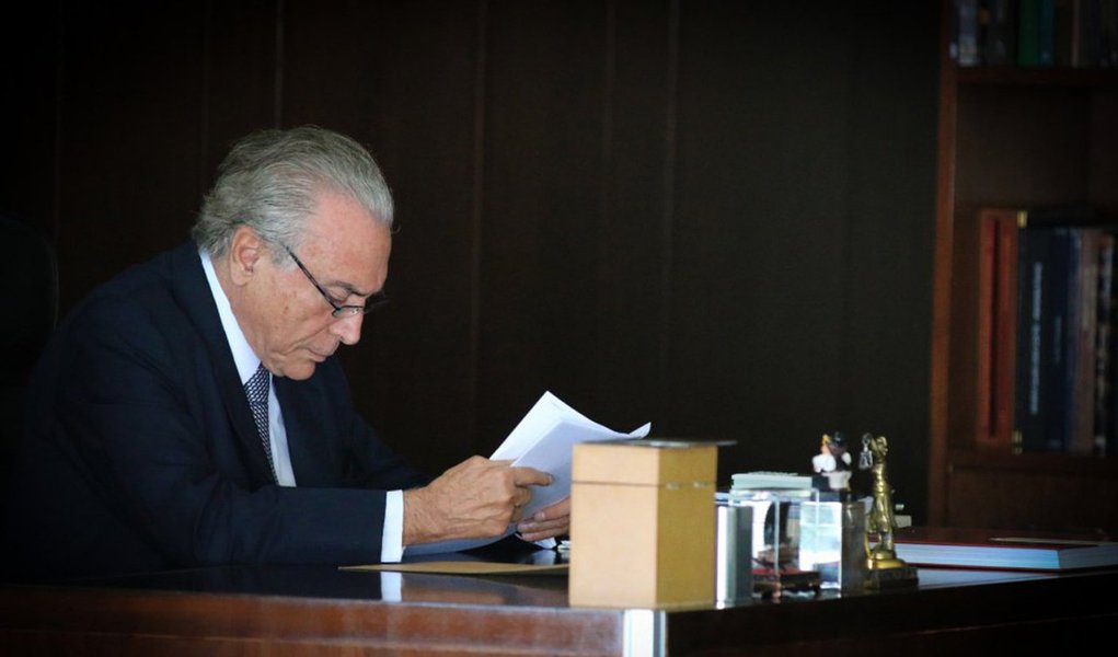 O presidente Michel Temer enviou na manhã desta quarta (9) carta ao presidente eleito dos Estados Unidos, Donald Trump, felicitando-o pela vitória no pleito norte-americano; na carta, Temer deseja “pleno êxito” ao governo dos EUA e diz que os dois países são grandes democracias que mantêm “fortes relações nos mais diferentes domínios”; Temer disse, ainda, estar “certo de que trabalharemos juntos para estreitar ainda mais os laços de amizade e cooperação entre os povos” (Foto: Valter Lima) O presidente Michel Temer enviou na manhã desta quarta (9) carta ao presidente eleito dos Estados Unidos, Donald Trump, felicitando-o pela vitória no pleito norte-americano; na carta, Temer deseja “pleno êxito” ao governo dos EUA e diz que os dois países são grandes democracias que mantêm “fortes relações nos mais diferentes domínios”; Temer disse, ainda, estar “certo de que trabalharemos juntos para estreitar ainda mais os laços de amizade e cooperação entre os povos”