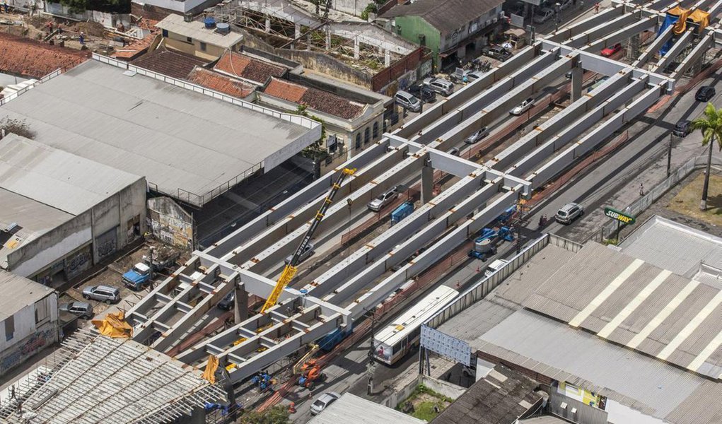 Levantamento do Tribunal de Contas do estado mostra que 123 municípios pernambucanos têm obras paralisadas, além de 10 órgãos da prefeitura do Recife e 35 do estado de Pernambuco; o orçamento dos contratos é de mais de R$ 5 bilhões, dos quais R$ 1,7 bilhão já pagos; a justificativa mais utilizada pelos governos para as paralisações foi a falta de repasses de verba federal (Foto: Aquiles Lins) Levantamento do Tribunal de Contas do estado mostra que 123 municípios pernambucanos têm obras paralisadas, além de 10 órgãos da prefeitura do Recife e 35 do estado de Pernambuco; o orçamento dos contratos é de mais de R$ 5 bilhões, dos quais R$ 1,7 bilhão já pagos; a justificativa mais utilizada pelos governos para as paralisações foi a falta de repasses de verba federal