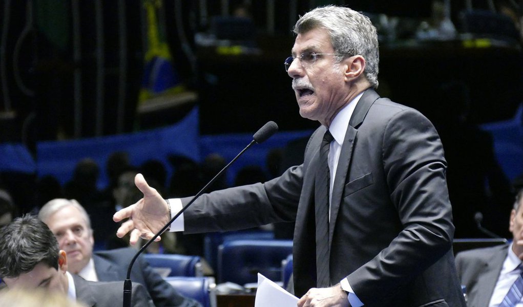 Uma emenda do senador Romero Jucá (PMDB-RR), líder do governo Temer no Congresso, chamada informalmente entre os parlamentares de "emenda Cláudia Cruz", em referência à mulher do ex-deputado Eduardo Cunha, permitiu a participação de familiares de políticos no novo prazo da política de repatriação de recursos no exterior; um cochilo dos parlamentares permitiu que a proibição a esta medida não tenha efetivamente sido fixada; de acordo com a equipe do senador Humberto Costa (PT-PE), líder do partido no Senado, será apresentado ainda nesta quinta (24) no plenário da Casa um requerimento para que a CCJ repare esse equívoco (Foto: Valter Lima) Uma emenda do senador Romero Jucá (PMDB-RR), líder do governo Temer no Congresso, chamada informalmente entre os parlamentares de "emenda Cláudia Cruz", em referência à mulher do ex-deputado Eduardo Cunha, permitiu a participação de familiares de políticos no novo prazo da política de repatriação de recursos no exterior; um cochilo dos parlamentares permitiu que a proibição a esta medida não tenha efetivamente sido fixada; de acordo com a equipe do senador Humberto Costa (PT-PE), líder do partido no Senado, será apresentado ainda nesta quinta (24) no plenário da Casa um requerimento para que a CCJ repare esse equívoco
