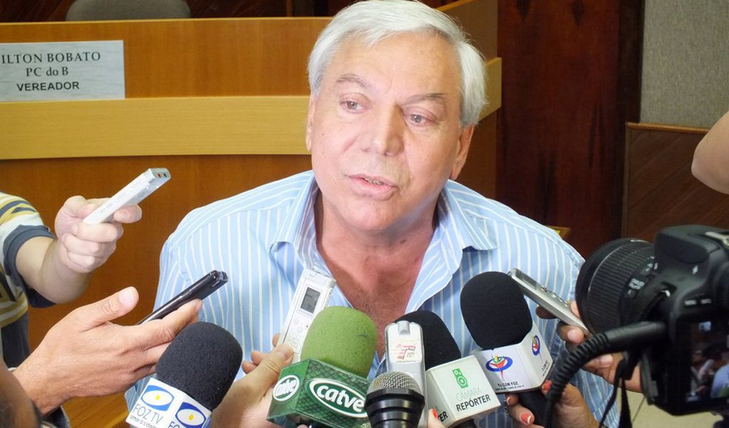 O ex-prefeito de Foz do Iguaçu, no oeste do Paraná, Paulo Mac Donald Ghisi (PDT), foi multado em mais de R$ 9,4 mil por irregularidades enquanto esteve à frente do executivo municipal; de acordo com o TCE-PR, foram encontradas irregularidades como registro de despesas na contabilidade de forma incompatível com a lei, contratação de servidores sem concurso público e falhas na controladoria interna (Foto: Leonardo Lucena) O ex-prefeito de Foz do Iguaçu, no oeste do Paraná, Paulo Mac Donald Ghisi (PDT), foi multado em mais de R$ 9,4 mil por irregularidades enquanto esteve à frente do executivo municipal; de acordo com o TCE-PR, foram encontradas irregularidades como registro de despesas na contabilidade de forma incompatível com a lei, contratação de servidores sem concurso público e falhas na controladoria interna