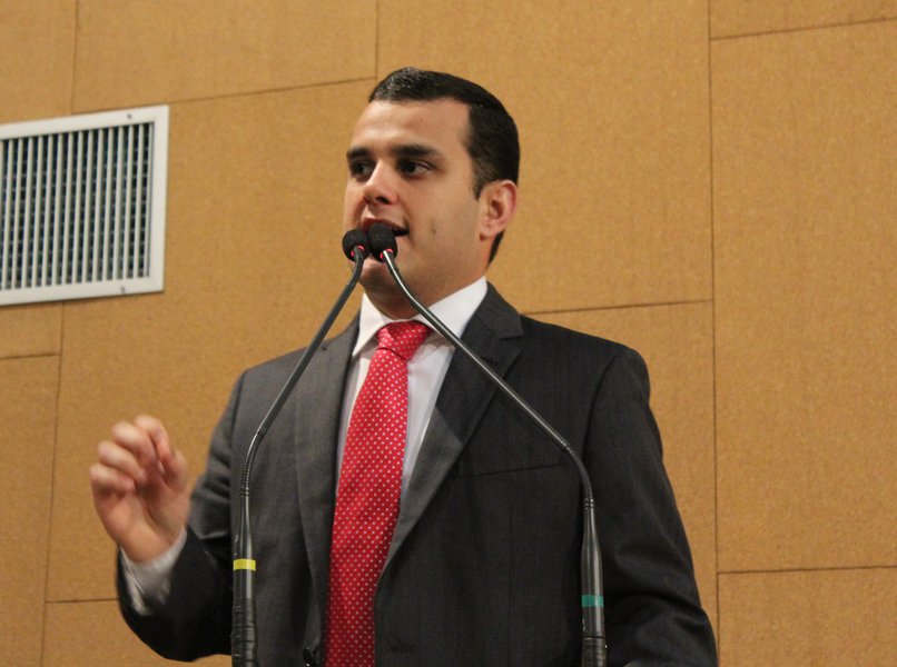 Partido que chegou a ter uma das maiores bancadas na Assembleia Legislativa da Bahia na legislatura passada, o PTN amarga o risco de ficar com um deputado apenas na atual composição; o deputado Alex Lima confirma que está de partida da legenda; "Já há algum tempo reclamo da falta de diálogo do partido, onde posições individualistas prevalecem sobre a coletividade, o que vem trazendo perdas para o partido. Tínhamos seis vereadores na capital, reduzimos para três. Tínhamos três deputados estaduais, e agora somente somos dois. Perdemos nomes importantes como o ex-prefeito de Camaçari e ex-deputado estadual José Tude. O partido está modificando seu estatuto, seu nome e seus ideais", diz Alex Lima (Foto: Romulo Faro) Partido que chegou a ter uma das maiores bancadas na Assembleia Legislativa da Bahia na legislatura passada, o PTN amarga o risco de ficar com um deputado apenas na atual composição; o deputado Alex Lima confirma que está de partida da legenda; "Já há algum tempo reclamo da falta de diálogo do partido, onde posições individualistas prevalecem sobre a coletividade, o que vem trazendo perdas para o partido. Tínhamos seis vereadores na capital, reduzimos para três. Tínhamos três deputados estaduais, e agora somente somos dois. Perdemos nomes importantes como o ex-prefeito de Camaçari e ex-deputado estadual José Tude. O partido está modificando seu estatuto, seu nome e seus ideais", diz Alex Lima
