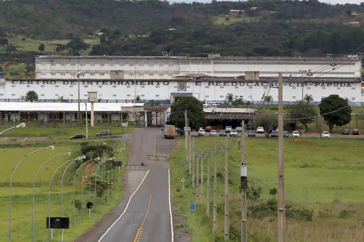 A Secretaria da Segurança Pública e da Paz Social do Distrito Federal informou hoje (29) que 1.463 detentos devem ser liberados para a saída especial ou saidão de Ano-Novo amanhã (30), a partir das 7h. O retorno dos internos está marcado para segunda-feira (2) às 10 horas, à exceção daqueles que têm trabalho externo e voltarão após o expediente.
(Foto: Fatima 247) A Secretaria da Segurança Pública e da Paz Social do Distrito Federal informou hoje (29) que 1.463 detentos devem ser liberados para a saída especial ou saidão de Ano-Novo amanhã (30), a partir das 7h. O retorno dos internos está marcado para segunda-feira (2) às 10 horas, à exceção daqueles que têm trabalho externo e voltarão após o expediente.