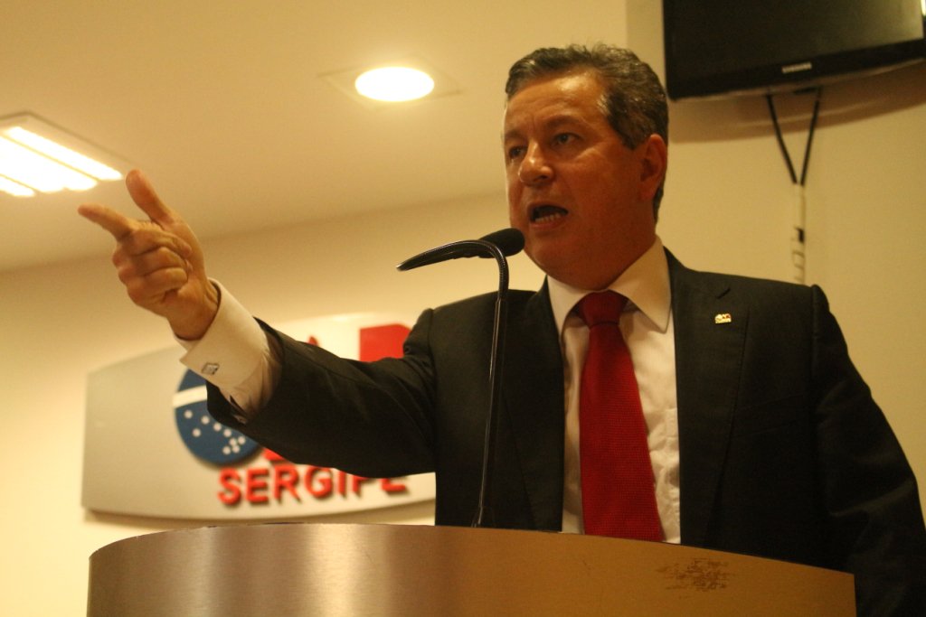 O presidente da Ordem dos Advogados do Brasil em Sergipe (OAB/SE), Henri Clay Andrade, defendeu a realização de uma ampla e verdadeira reforma política democrática, que dê efetividade a democracia e fortaleça a participação cidadã no processo político brasileiro; para ele, é necessário fortalecer com seriedade os programas políticos partidários e propor mecanismos mais eficientes para que o povo seja ouvido através da democracia direta (Foto: Valter Lima) O presidente da Ordem dos Advogados do Brasil em Sergipe (OAB/SE), Henri Clay Andrade, defendeu a realização de uma ampla e verdadeira reforma política democrática, que dê efetividade a democracia e fortaleça a participação cidadã no processo político brasileiro; para ele, é necessário fortalecer com seriedade os programas políticos partidários e propor mecanismos mais eficientes para que o povo seja ouvido através da democracia direta