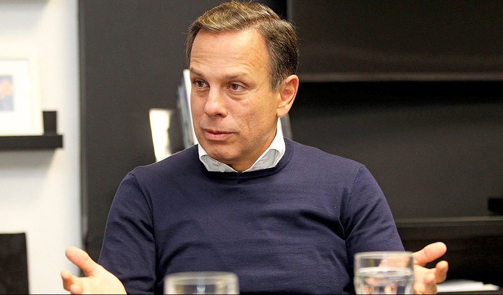 Rede pela Transparência e Participação Social, formada por 16 entidades, como Artigo 19 e Rede Nossa São Paulo, enviou carta ao prefeito eleito de São Paulo, João Doria (PSDB), em repúdio à decisão de mudar o status de "secretaria" da Controladoria Geral do Município (GCM) e colocá-la sob administração da Secretaria de Negócios Jurídicos; "No fundo, o recado é de que a transparência e o acesso à informação deixam de ser prioridades no futuro governo e isso tem um impacto direto na gestão pública", diz Américo Sampaio, da Rede Nossa São Paulo (Foto: Aquiles Lins) Rede pela Transparência e Participação Social, formada por 16 entidades, como Artigo 19 e Rede Nossa São Paulo, enviou carta ao prefeito eleito de São Paulo, João Doria (PSDB), em repúdio à decisão de mudar o status de "secretaria" da Controladoria Geral do Município (GCM) e colocá-la sob administração da Secretaria de Negócios Jurídicos; "No fundo, o recado é de que a transparência e o acesso à informação deixam de ser prioridades no futuro governo e isso tem um impacto direto na gestão pública", diz Américo Sampaio, da Rede Nossa São Paulo