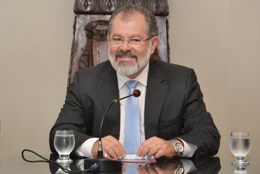 Tudo indica que o deputado Marcelo Nilo deve conseguir êxito para se manter na presidência da Assembleia Legislativa(ALBA), cargo que ele ocupa há cinco mandatos consecutivos (10 anos) e pretende se manter por pelo menos mais um; o líder do PT na Casa, Rosemberg Pinto, diz que a tendência é de o partido declarar apoio a Nilo; "O PT fez uma primeira reunião com os deputados e o entendimento foi de que é melhor manter a Assembleia como está até passar esse momento de crise. É bom ter alguém com experiência para o governo do Estado não correr riscos com um novo comando nesse momento de grande instabilidade", afirma Rosemberg (Foto: Romulo Faro) Tudo indica que o deputado Marcelo Nilo deve conseguir êxito para se manter na presidência da Assembleia Legislativa(ALBA), cargo que ele ocupa há cinco mandatos consecutivos (10 anos) e pretende se manter por pelo menos mais um; o líder do PT na Casa, Rosemberg Pinto, diz que a tendência é de o partido declarar apoio a Nilo; "O PT fez uma primeira reunião com os deputados e o entendimento foi de que é melhor manter a Assembleia como está até passar esse momento de crise. É bom ter alguém com experiência para o governo do Estado não correr riscos com um novo comando nesse momento de grande instabilidade", afirma Rosemberg