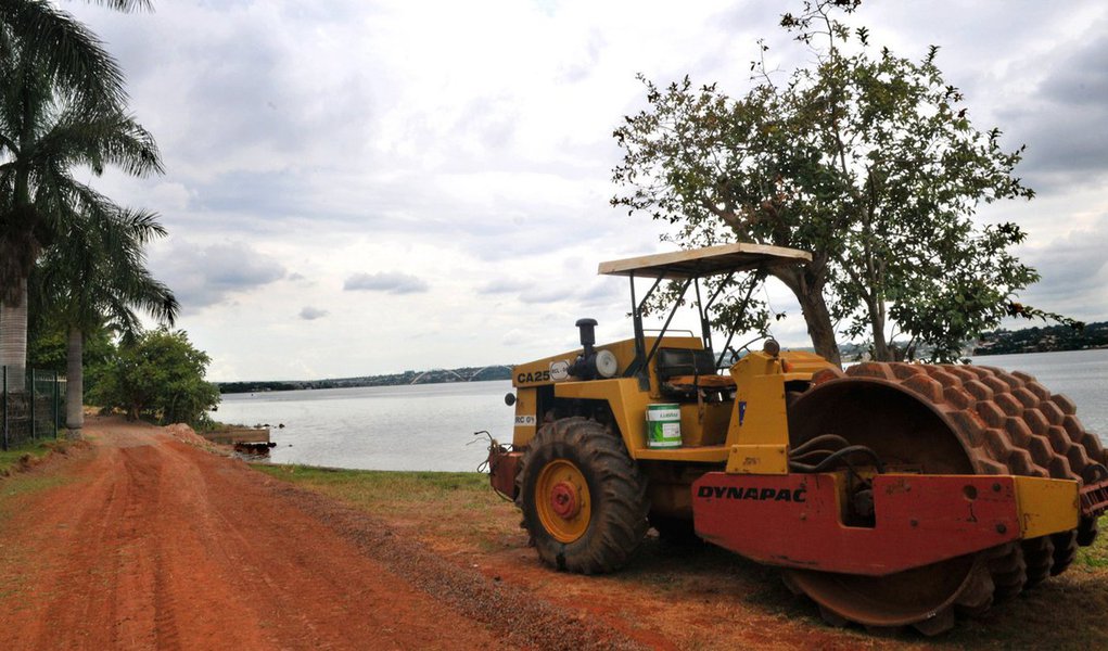A Procuradoria-Geral do Distrito Federal prepara recurso contra a decisão judicial que suspendeu a construção dos 6,5 quilômetros de ciclovia para ligar os Parques da Asa Delta e Península Sul, na orla do Lago Paranoá; a posição, do juiz Matheus Stamilo Santarelli Zuliani, do TJDFT, data de 29 de dezembro de 2016; o argumento utilizado para frear as intervenções não é inédito; em 22 de agosto de 2016, determinação da Vara de Meio Ambiente do tribunal paralisou o andamento (Foto: Leonardo Lucena) A Procuradoria-Geral do Distrito Federal prepara recurso contra a decisão judicial que suspendeu a construção dos 6,5 quilômetros de ciclovia para ligar os Parques da Asa Delta e Península Sul, na orla do Lago Paranoá; a posição, do juiz Matheus Stamilo Santarelli Zuliani, do TJDFT, data de 29 de dezembro de 2016; o argumento utilizado para frear as intervenções não é inédito; em 22 de agosto de 2016, determinação da Vara de Meio Ambiente do tribunal paralisou o andamento