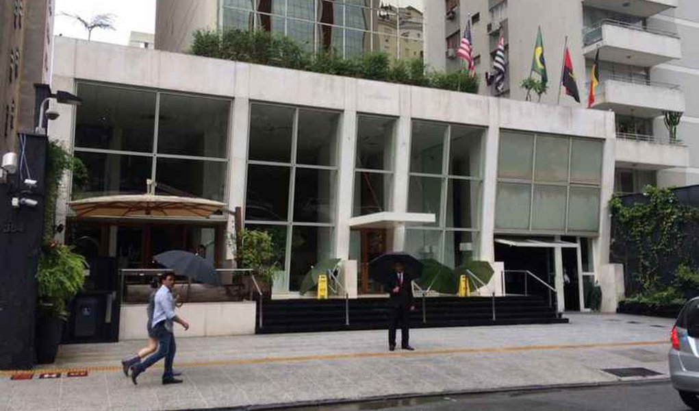 Hotel Emiliano, do empresário Carlos Alberto Filgueiras, que morreu junto com o ministro Teori Zavascki na queda do avião no litoral de Paraty (RJ) nessa quinta-feira, 19, seria local utilizado como ponto de encontro de políticos investigados; segundo a coluna Painel, o empreiteiro Ricardo Pessoa, da UTC, disse aos investigadores da operação Lava Jato que encontrou-se com o presidente do Senado, Renan Calheiros, no hotel Emiliano, em São Paulo, onde tratou de doação à campanha de Renan Filho (PMDB) ao governo de Alagoas (Foto: Aquiles Lins) Hotel Emiliano, do empresário Carlos Alberto Filgueiras, que morreu junto com o ministro Teori Zavascki na queda do avião no litoral de Paraty (RJ) nessa quinta-feira, 19, seria local utilizado como ponto de encontro de políticos investigados; segundo a coluna Painel, o empreiteiro Ricardo Pessoa, da UTC, disse aos investigadores da operação Lava Jato que encontrou-se com o presidente do Senado, Renan Calheiros, no hotel Emiliano, em São Paulo, onde tratou de doação à campanha de Renan Filho (PMDB) ao governo de Alagoas