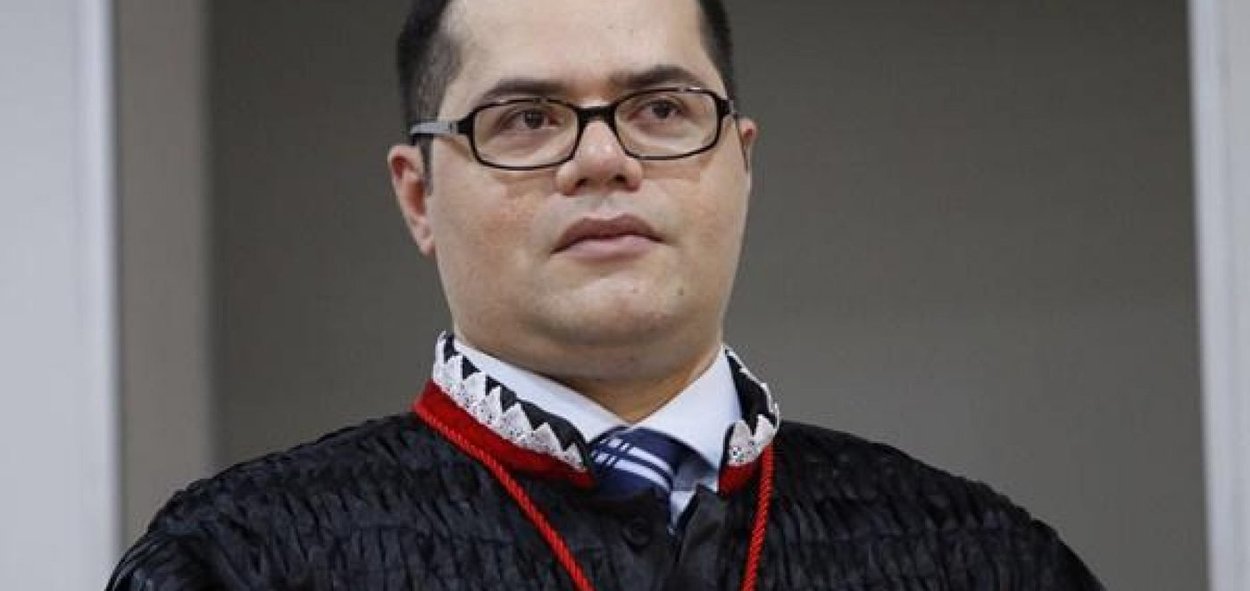 Foi aprovado, por unanimidade, o parecer do Ministério Público de Contas do Piauí pelo não reconhecimento imediato dos decretos de emergência e a determinação de que os gestores dos municípios se abstenham de realizar a dispensa de licitações com fundamento nos decretos emergenciais, considerados inválidos por ausência da devida motivação do ato; procurador Plínio Valente leu o relatório das inspeções nas primeiras 15 prefeituras e disse não haver justificativas para o decreto; "Gastar com festas carnavalescas, contratos milionários com artistas. Exatamente porque se eles (municípios) estão numa situação de emergência ou estado de calamidade seria contraditório" (Foto: Leonardo Lucena) Foi aprovado, por unanimidade, o parecer do Ministério Público de Contas do Piauí pelo não reconhecimento imediato dos decretos de emergência e a determinação de que os gestores dos municípios se abstenham de realizar a dispensa de licitações com fundamento nos decretos emergenciais, considerados inválidos por ausência da devida motivação do ato; procurador Plínio Valente leu o relatório das inspeções nas primeiras 15 prefeituras e disse não haver justificativas para o decreto; "Gastar com festas carnavalescas, contratos milionários com artistas. Exatamente porque se eles (municípios) estão numa situação de emergência ou estado de calamidade seria contraditório"