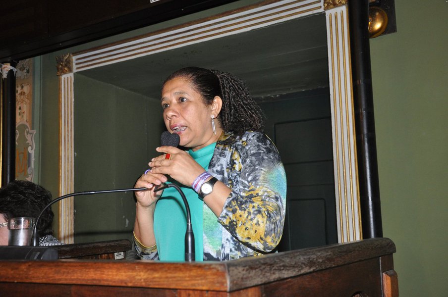 Para a vereadora de Salvador, Marta Rodrigues (PT), o prefeito ACM Neto deveria se preocupar em investir na construção de novas unidades de saúde ao invés de se vangloriar e fazer marketing toda vez que reformar uma delas. "Ele só tem feito reforma e marketing próprio, e desprezado o fato de que a cobertura da atenção básica em Salvador continua a ser a mais baixa entre as capitais do nordeste e do Brasil" (Foto: Fatima 247) Para a vereadora de Salvador, Marta Rodrigues (PT), o prefeito ACM Neto deveria se preocupar em investir na construção de novas unidades de saúde ao invés de se vangloriar e fazer marketing toda vez que reformar uma delas. "Ele só tem feito reforma e marketing próprio, e desprezado o fato de que a cobertura da atenção básica em Salvador continua a ser a mais baixa entre as capitais do nordeste e do Brasil"