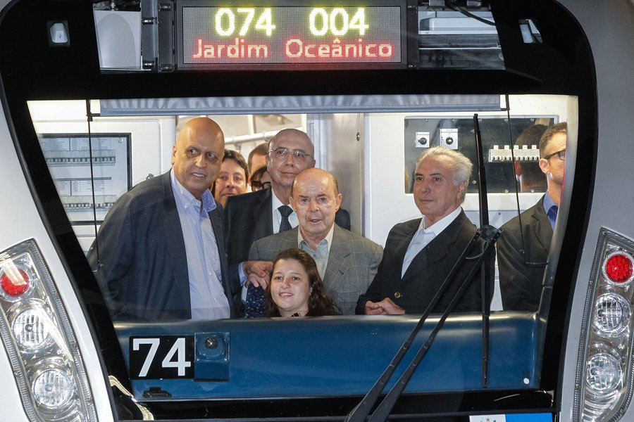 Em auditoria "de dimensões inéditas", iniciada em julho, o Tribunal de Contas do Rio de Janeiro constatou ocorrência de irregularidades e superfaturamento nas obras da Linha 4 Sul do Metrô do Rio, que pode ter provocado danos de R$ 2,4 bilhões aos cofres públicos; "O ex-governador Sérgio Cabral e o atual, Luiz Fernando Pezão, terão que justificar uma série de termos aditivos assinados entre o estado e as empresas", diz o TCE em nota; entre as construtoras envolvidas nas obras da Linha 4 está a Odebrecht (Foto: Aquiles Lins) Em auditoria "de dimensões inéditas", iniciada em julho, o Tribunal de Contas do Rio de Janeiro constatou ocorrência de irregularidades e superfaturamento nas obras da Linha 4 Sul do Metrô do Rio, que pode ter provocado danos de R$ 2,4 bilhões aos cofres públicos; "O ex-governador Sérgio Cabral e o atual, Luiz Fernando Pezão, terão que justificar uma série de termos aditivos assinados entre o estado e as empresas", diz o TCE em nota; entre as construtoras envolvidas nas obras da Linha 4 está a Odebrecht