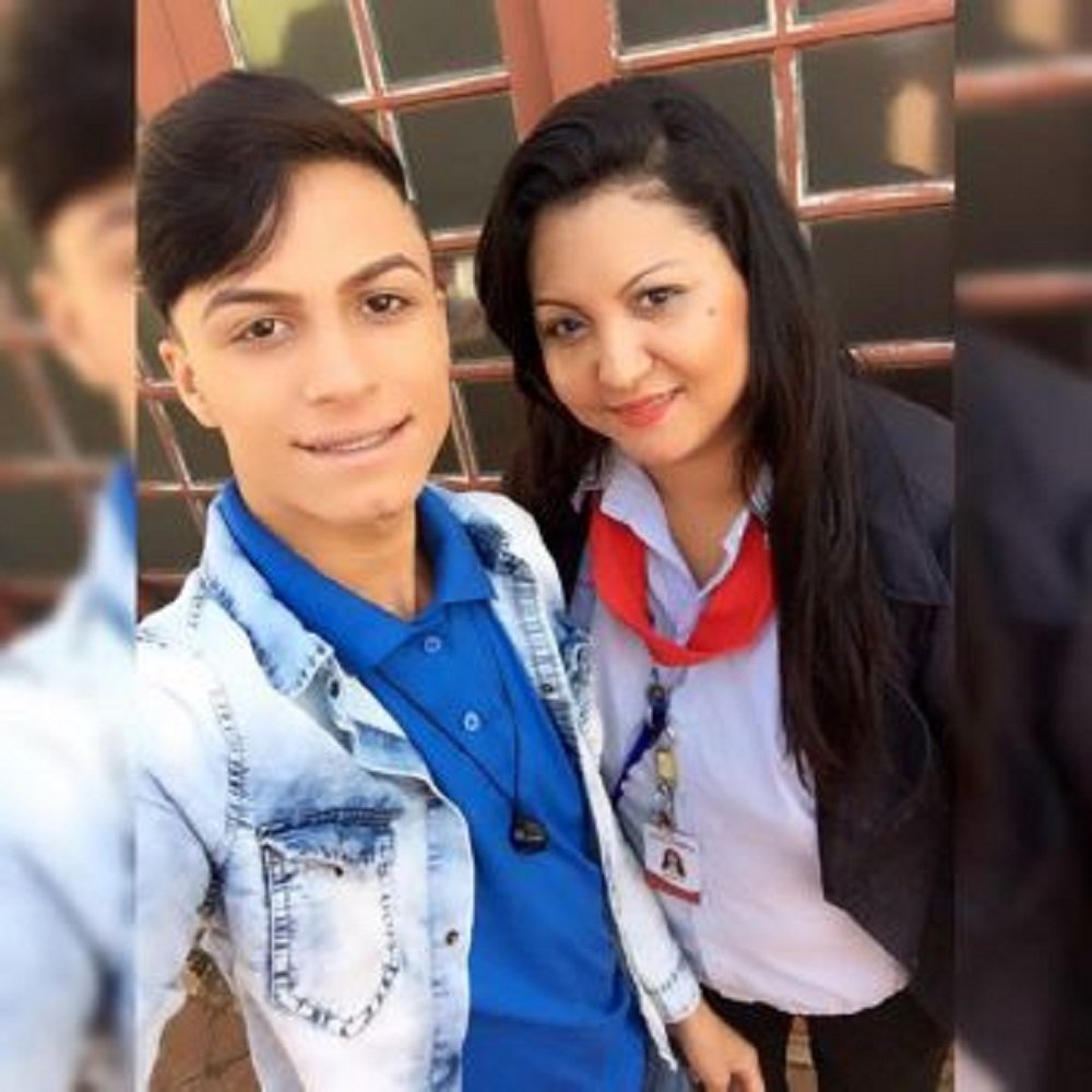 Um tio paterno do adolescente que foi encontrado morto em Cravinhos (SP) afirma que a mãe, que confessou ter matado o filho, não aceitava o fato de ele ser homossexual; "A mãe dele não aceitava e a gente já desconfiava, porque ela não quis prestar queixa. Acho que a mãe tem que cuidar do filho e não fazer o que ela fez. Ele era um rapaz que trabalhava, era educado, era um menino, mas estava na fase de trabalhador", disse Dario Rosa (Foto: Romulo Faro) Um tio paterno do adolescente que foi encontrado morto em Cravinhos (SP) afirma que a mãe, que confessou ter matado o filho, não aceitava o fato de ele ser homossexual; "A mãe dele não aceitava e a gente já desconfiava, porque ela não quis prestar queixa. Acho que a mãe tem que cuidar do filho e não fazer o que ela fez. Ele era um rapaz que trabalhava, era educado, era um menino, mas estava na fase de trabalhador", disse Dario Rosa