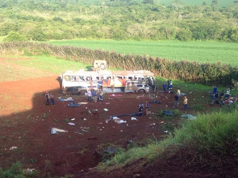 Um acidente com um ônibus que ia de Foz do Iguaçu para Maringá, no Paraná, causou a morte de pelo menos sete pessoas na altura do quilômetro 207 da BR-158, perto de Campo Mourão, na região centro-oeste do estado, na madrugada desta terça-feira; segundo a Polícia Rodoviária Federal, o ônibus, que transportava 41 passageiros, estava em velocidade excessiva ao entrar em uma alça de acesso à rodovia em direção a Maringá; o motorista perdeu o controle do veículo, que tombou em um barranco (Foto: Romulo Faro) Um acidente com um ônibus que ia de Foz do Iguaçu para Maringá, no Paraná, causou a morte de pelo menos sete pessoas na altura do quilômetro 207 da BR-158, perto de Campo Mourão, na região centro-oeste do estado, na madrugada desta terça-feira; segundo a Polícia Rodoviária Federal, o ônibus, que transportava 41 passageiros, estava em velocidade excessiva ao entrar em uma alça de acesso à rodovia em direção a Maringá; o motorista perdeu o controle do veículo, que tombou em um barranco