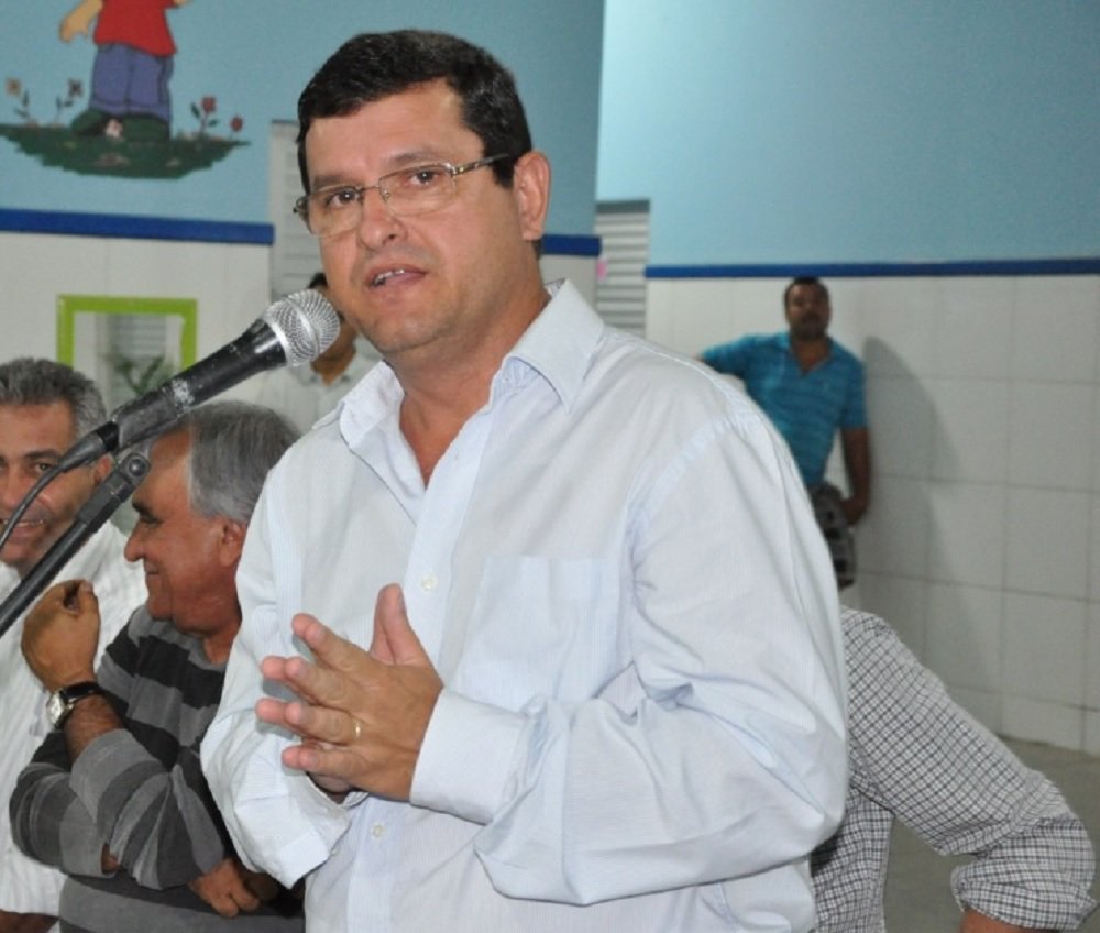 Depois de 'entregar a chave da cidade a Deus', o prefeito de Guanambi (cidade no sudoeste da Bahia), Jairo Magalhães (PSB), pediu desculpas à população, e disse que não estará "na contramão da sociedade brasileira", e que "a pluralidade e a diversidade religiosa será (sic) respeitada em toda a gestão"; na nota em que pede desculpas, Jairo nega ter ferido o princípio de laicidade do Estado, e diz que "não teve como intenção causar nenhuma dissensão ou debate de cunho religioso" (Foto: Romulo Faro) Depois de 'entregar a chave da cidade a Deus', o prefeito de Guanambi (cidade no sudoeste da Bahia), Jairo Magalhães (PSB), pediu desculpas à população, e disse que não estará "na contramão da sociedade brasileira", e que "a pluralidade e a diversidade religiosa será (sic) respeitada em toda a gestão"; na nota em que pede desculpas, Jairo nega ter ferido o princípio de laicidade do Estado, e diz que "não teve como intenção causar nenhuma dissensão ou debate de cunho religioso"
