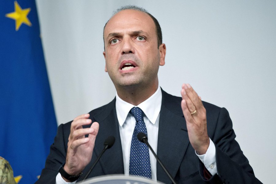 O ministro das Relações Exteriores da Itália, Angelino Alfano (foto), anunciou nesta segunda-feira que levará o tema da imigração e da crise de refugiados ao Conselho de Segurança da ONU, organismo ao qual Roma ingressou como membro não-permanente no último dia 2; "Hoje colocamos os pés no Conselho de Segurança da ONU e inseriremos na agenda mundial de paz e segurança as questões que consideramos prioridade, começando pela crise no Mediterrâneo", disse o chanceler (Foto: Romulo Faro) O ministro das Relações Exteriores da Itália, Angelino Alfano (foto), anunciou nesta segunda-feira que levará o tema da imigração e da crise de refugiados ao Conselho de Segurança da ONU, organismo ao qual Roma ingressou como membro não-permanente no último dia 2; "Hoje colocamos os pés no Conselho de Segurança da ONU e inseriremos na agenda mundial de paz e segurança as questões que consideramos prioridade, começando pela crise no Mediterrâneo", disse o chanceler