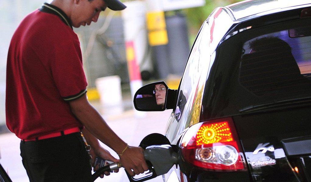 O preço da gasolina subiu pela quarta semana seguida no Distrito Federal. Os números são da Agência Nacional do Petróleo (ANP); a instituição promove uma pesquisa de preços semanal para acompanhar os preços praticados pelas distribuidoras e postos revendedores de combustíveis; no mês de dezembro, o preço médio do litro da gasolina no Distrito Federal subiu 3,74% para R$ 3,684; o preço médio do litro do Diesel S10 variou para cima em 4,42% e custa R$ 3,467
(Foto: Leonardo Lucena) O preço da gasolina subiu pela quarta semana seguida no Distrito Federal. Os números são da Agência Nacional do Petróleo (ANP); a instituição promove uma pesquisa de preços semanal para acompanhar os preços praticados pelas distribuidoras e postos revendedores de combustíveis; no mês de dezembro, o preço médio do litro da gasolina no Distrito Federal subiu 3,74% para R$ 3,684; o preço médio do litro do Diesel S10 variou para cima em 4,42% e custa R$ 3,467