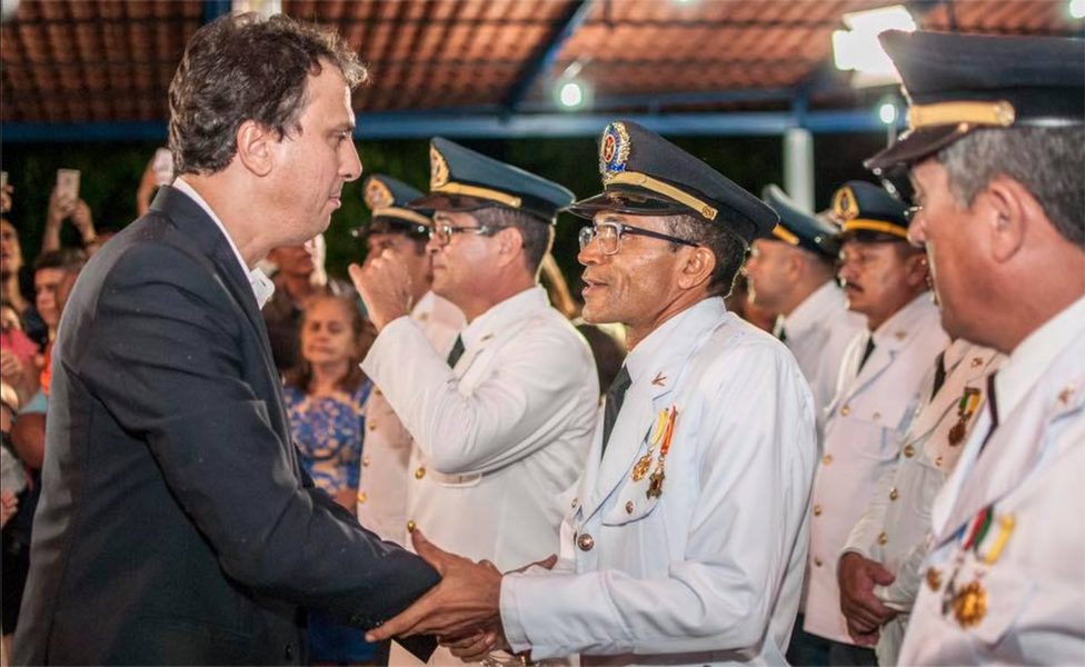 Em cerimônia realizada em Juazeiro do Norte, o Governo do Estado promoveu 133 policiais militares e 25 bombeiros militares, totalizando 1.700 trocas de patente este ano. "Isso tem refletido muito no trabalho da segurança pública do Ceará. Em 2015 e em 2016, nós conseguimos reduzir o número de homicídios no Estado depois de 17 anos. Não tenho dúvida que também é parte do reflexo desse reconhecimento e dessa motivação que temos procurado dar", ressaltou Camilo Santana (PT) (Foto: Rodrigo Rocha) Em cerimônia realizada em Juazeiro do Norte, o Governo do Estado promoveu 133 policiais militares e 25 bombeiros militares, totalizando 1.700 trocas de patente este ano. "Isso tem refletido muito no trabalho da segurança pública do Ceará. Em 2015 e em 2016, nós conseguimos reduzir o número de homicídios no Estado depois de 17 anos. Não tenho dúvida que também é parte do reflexo desse reconhecimento e dessa motivação que temos procurado dar", ressaltou Camilo Santana (PT)