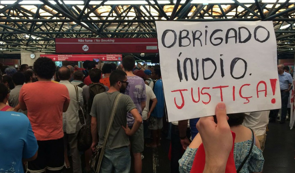 Os grupos Catso (Coletivo Autônomo dos Trabalhadores Sociais) e a Pastoral do Povo de Rua, ligada a Igreja Católica, convocaram uma manifestação para a próxima sexta-feira (30) na estação Pedro II, da Linha Vermelha do Metrô, em memória ao vendedor ambulante Luiz Carlos Ruas, que foi espancado até a morte dentro da estação depois de defender uma travesti que estava sendo agredida por dois homens; os grupos também publicaram um texto demandando que a estação Pedro II passe a se chamar Luiz Carlos Ruas (Foto: Giuliana Miranda) Os grupos Catso (Coletivo Autônomo dos Trabalhadores Sociais) e a Pastoral do Povo de Rua, ligada a Igreja Católica, convocaram uma manifestação para a próxima sexta-feira (30) na estação Pedro II, da Linha Vermelha do Metrô, em memória ao vendedor ambulante Luiz Carlos Ruas, que foi espancado até a morte dentro da estação depois de defender uma travesti que estava sendo agredida por dois homens; os grupos também publicaram um texto demandando que a estação Pedro II passe a se chamar Luiz Carlos Ruas