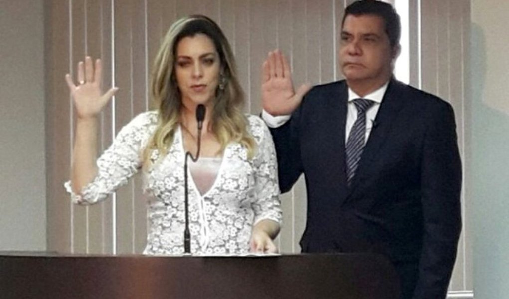 Em discurso de posse, o prefeito reeleito de Palmas, Carlos Amastha (PSB), afirmou que foi o chefe do executivo municipal mais investigado da história da capital; ele fez referência à Operação Nosotros, da PF, que investiga possíveis irregularidades na licitação do BRT; "Aqui está o meu diploma de prefeito reeleito de Palmas. Fomos além de uma campanha limpa", disse; "Trago ainda aqui outras credenciais. Uma certidão da Polícia Federal que comprova que eu não estou indiciado em qualquer inquérito daquela instituição. O único político deste país submetido a uma devassa da PF em suas residências e escritórios e agora vem de cara e mãos limpas mostrar à sociedade que foi vítima de um erro e de uma injustiça" (Foto: Leonardo Lucena) Em discurso de posse, o prefeito reeleito de Palmas, Carlos Amastha (PSB), afirmou que foi o chefe do executivo municipal mais investigado da história da capital; ele fez referência à Operação Nosotros, da PF, que investiga possíveis irregularidades na licitação do BRT; "Aqui está o meu diploma de prefeito reeleito de Palmas. Fomos além de uma campanha limpa", disse; "Trago ainda aqui outras credenciais. Uma certidão da Polícia Federal que comprova que eu não estou indiciado em qualquer inquérito daquela instituição. O único político deste país submetido a uma devassa da PF em suas residências e escritórios e agora vem de cara e mãos limpas mostrar à sociedade que foi vítima de um erro e de uma injustiça"