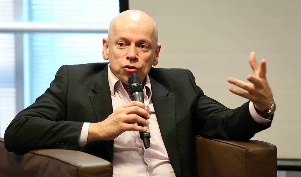 Historiador Leandro Karnal acredita que a internet facilitou a disseminação do ódio; "Sempre existiu este ódio que flui por todos os lados", diz ele, lembrando que "antes, era preciso ler livros para criar estes ódios"; "Hoje é um clique e um site, com muitas imagens. Facilitamos muito para quem odeia. O ódio tem imenso poder retórico. Ele sempre existiu. Agora, existe este ódio prêt-à-porter, pronto, onde você se serve à la carte e pega seu prato preferido", diz, em entrevista à BBC (Foto: Ana Pupulin) Historiador Leandro Karnal acredita que a internet facilitou a disseminação do ódio; "Sempre existiu este ódio que flui por todos os lados", diz ele, lembrando que "antes, era preciso ler livros para criar estes ódios"; "Hoje é um clique e um site, com muitas imagens. Facilitamos muito para quem odeia. O ódio tem imenso poder retórico. Ele sempre existiu. Agora, existe este ódio prêt-à-porter, pronto, onde você se serve à la carte e pega seu prato preferido", diz, em entrevista à BBC