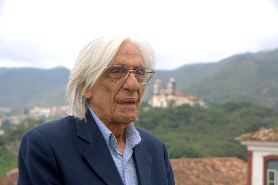 O poeta, ensaísta, crítico de arte, dramaturgo, biógrafo, tradutor e memorialista Ferreira Gullar morreu aos 86 anos; a causa da morte ainda não foi confirmada; o escritor estava internado no Hospital Copa D'Or, na Zona Sul do Rio; eleito em 2014 para a Academia Brasileira de Letras, coleciona uma vasta lista de prêmios; em 2010, foi agraciado com o Prêmio Camões, o mais importante prêmio literário da Comunidade de Países de Língua Portuguesa (Foto: Valter Lima) O poeta, ensaísta, crítico de arte, dramaturgo, biógrafo, tradutor e memorialista Ferreira Gullar morreu aos 86 anos; a causa da morte ainda não foi confirmada; o escritor estava internado no Hospital Copa D'Or, na Zona Sul do Rio; eleito em 2014 para a Academia Brasileira de Letras, coleciona uma vasta lista de prêmios; em 2010, foi agraciado com o Prêmio Camões, o mais importante prêmio literário da Comunidade de Países de Língua Portuguesa
