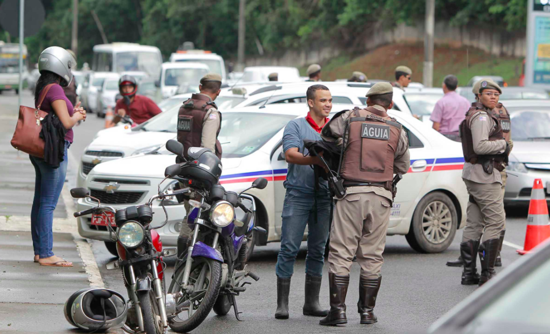 De janeiro até o dia 10 deste mês o número de pessoas presas em flagrante pela Polícia Militar é superior a quatro mil, em comparação com o mesmo período do ano passado; Enquanto em 2015 foram registradas pouco mais de 12 mil capturas, este ano o número está quase na casa dos 17 mil; resultado é fruto da realização de cerca de 12 milhões de abordagens (Foto: Voney Malta) De janeiro até o dia 10 deste mês o número de pessoas presas em flagrante pela Polícia Militar é superior a quatro mil, em comparação com o mesmo período do ano passado; Enquanto em 2015 foram registradas pouco mais de 12 mil capturas, este ano o número está quase na casa dos 17 mil; resultado é fruto da realização de cerca de 12 milhões de abordagens