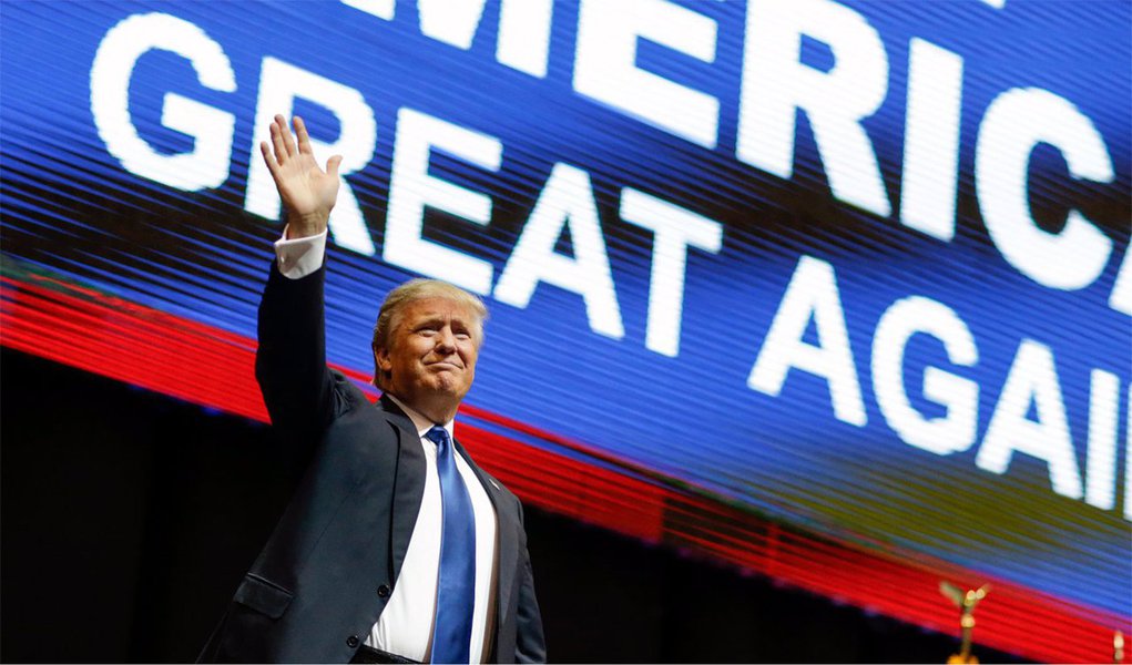 "A desastrosa vitória de Donald Trump, por uma margem muito superior àquela que previam as pesquisas, mostra o grotesco desvio de foco político na campanha democrata", escreve Paulo Moreira Leite; "Não foi um erro de marketing. Faltou reconhecer que, mesmo com crescimento econômico relativo, uma parcela imensa de trabalhadores enfrenta o pesadelo do emprego ruim, da falta de perspectivas e do salário baixo. Iniciada nos anos Clinton, que consolidou uma submissão ao grande setor financeiro, era certo que, cedo ou tarde, a direitização do Partido Democrata iria cobrar sua conta. A fatura chegou ontem, quando Trump teve votos importantes em tradicionais locais de voto democrata" (Foto: Paulo Moreira Leite) "A desastrosa vitória de Donald Trump, por uma margem muito superior àquela que previam as pesquisas, mostra o grotesco desvio de foco político na campanha democrata", escreve Paulo Moreira Leite; "Não foi um erro de marketing. Faltou reconhecer que, mesmo com crescimento econômico relativo, uma parcela imensa de trabalhadores enfrenta o pesadelo do emprego ruim, da falta de perspectivas e do salário baixo. Iniciada nos anos Clinton, que consolidou uma submissão ao grande setor financeiro, era certo que, cedo ou tarde, a direitização do Partido Democrata iria cobrar sua conta. A fatura chegou ontem, quando Trump teve votos importantes em tradicionais locais de voto democrata"